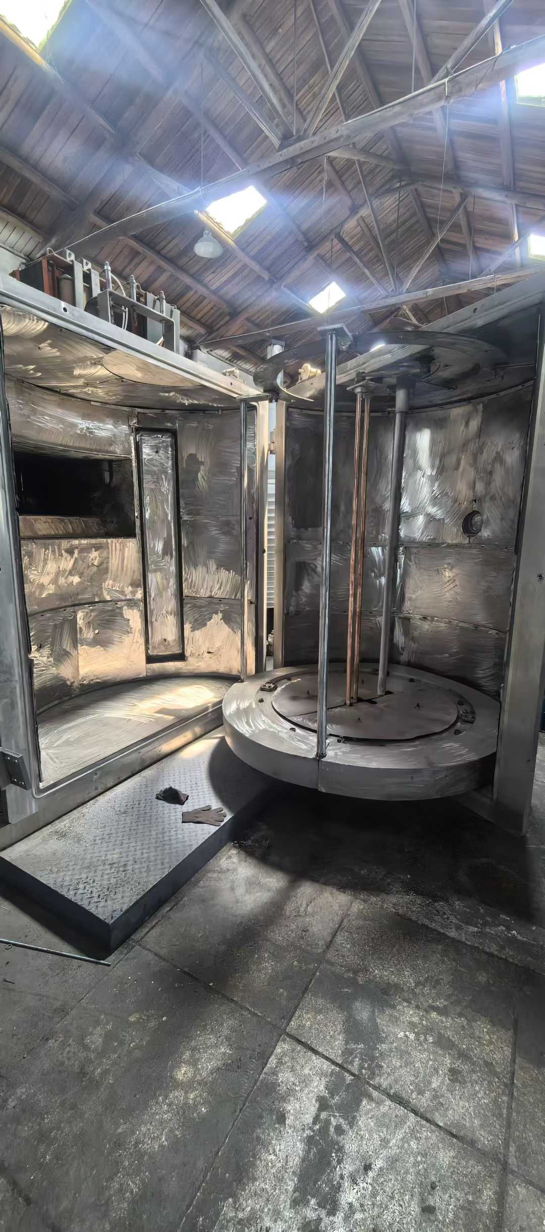 1800x2-meter coating machine, dual 800 diffusion pumps, 1200 rotary vane pumps, dual vacuum pumps, 15-liter maintenance pump.