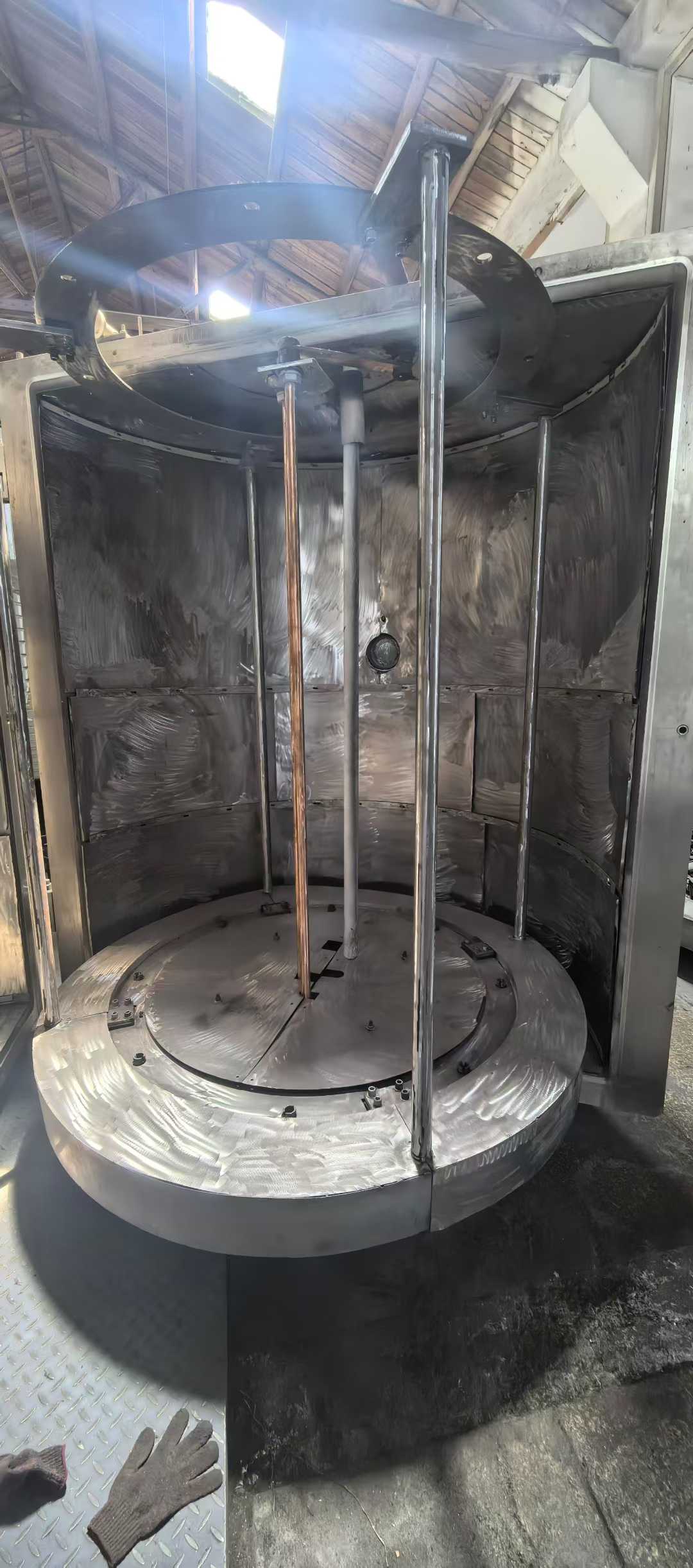 1800x2-meter coating machine, dual 800 diffusion pumps, 1200 rotary vane pumps, dual vacuum pumps, 15-liter maintenance pump.