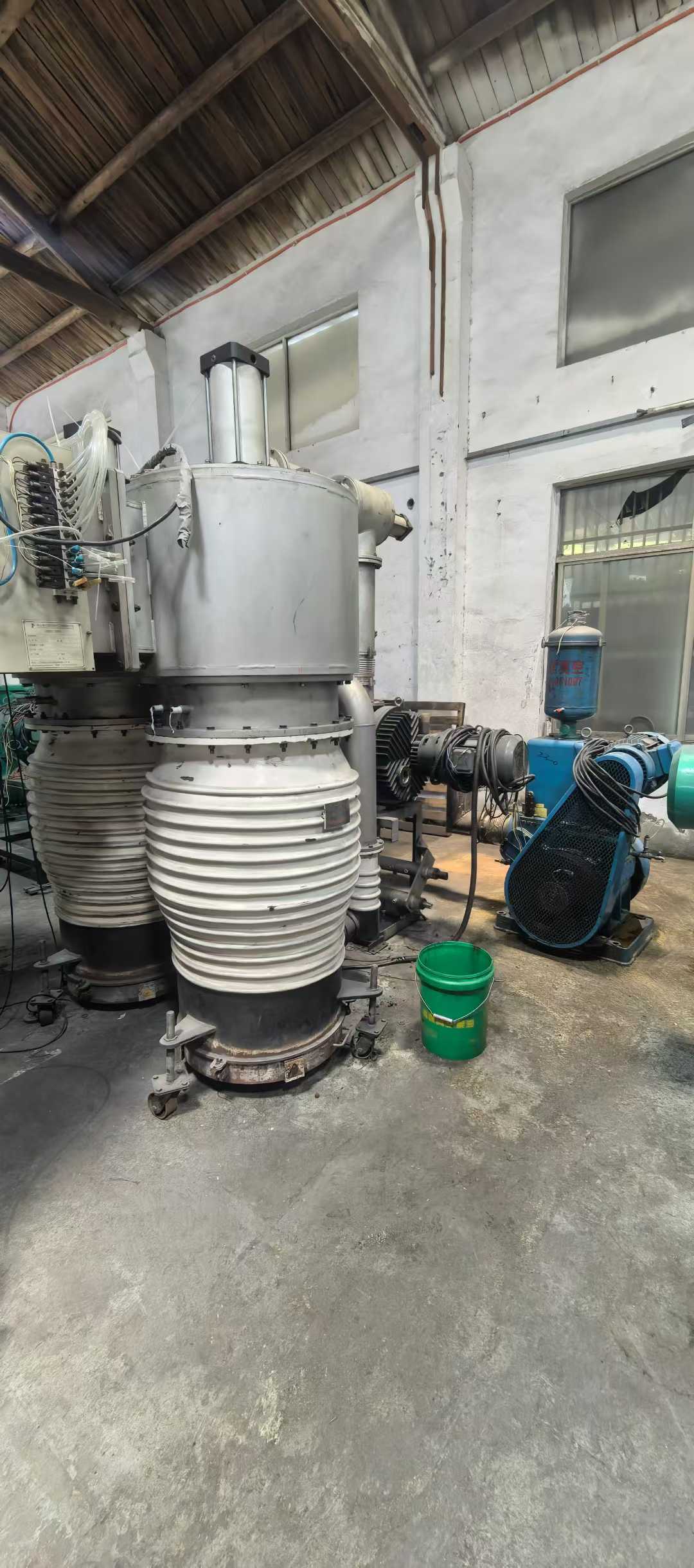 1800x2-meter coating machine, dual 800 diffusion pumps, 1200 rotary vane pumps, dual vacuum pumps, 15-liter maintenance pump.