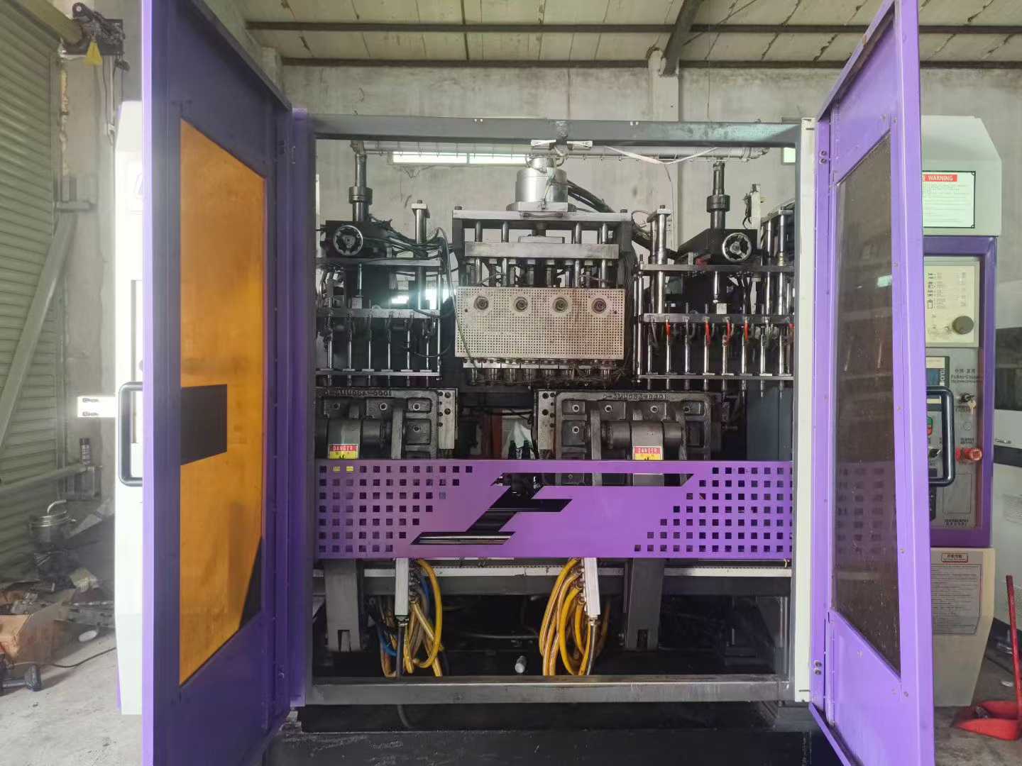 85 screw rod, eight centers spaced 80 mm apart, with mold, servo system, and wall thickness cutting tool.