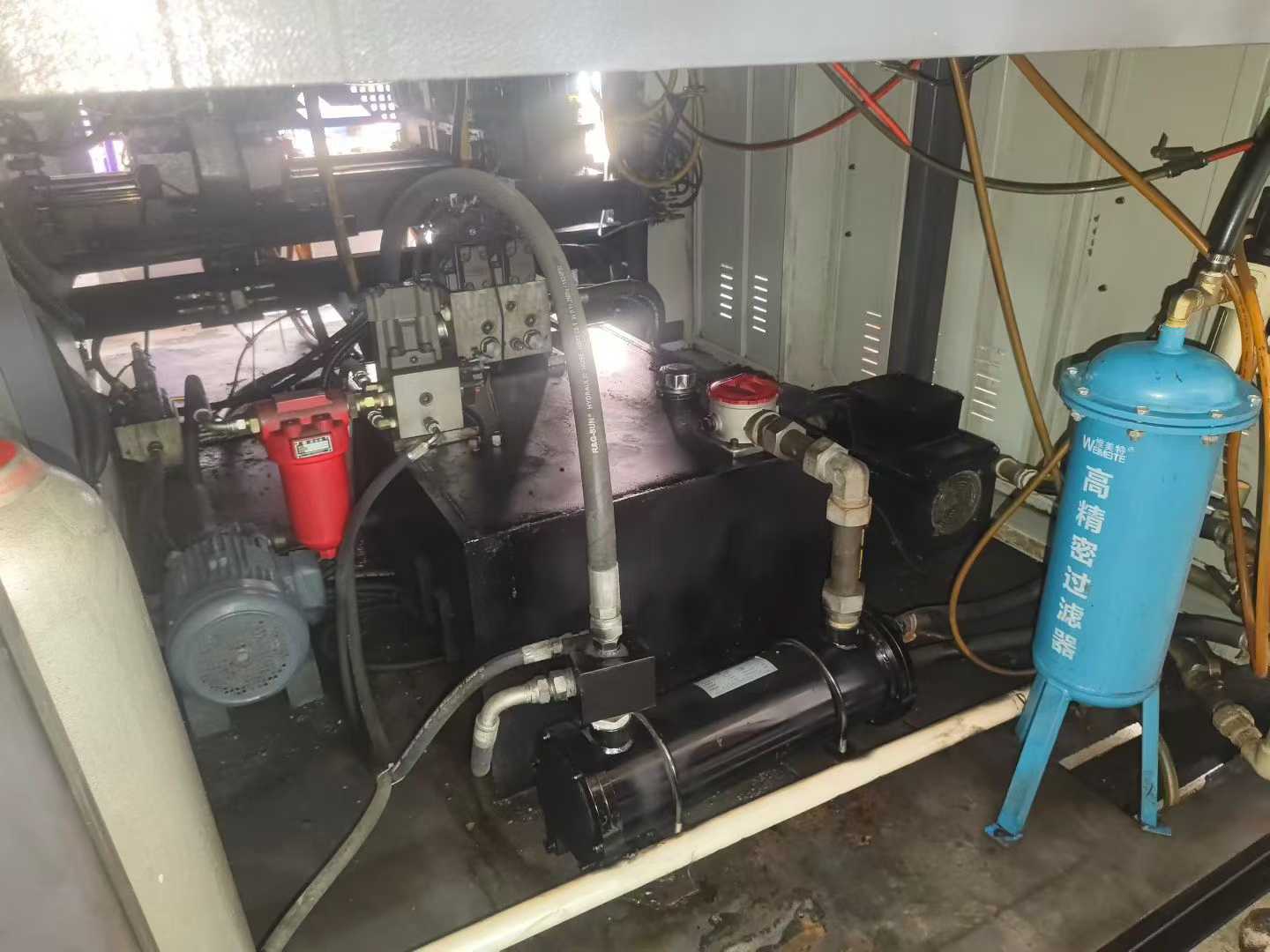 85 screw rod, eight centers spaced 80 mm apart, with mold, servo system, and wall thickness cutting tool.