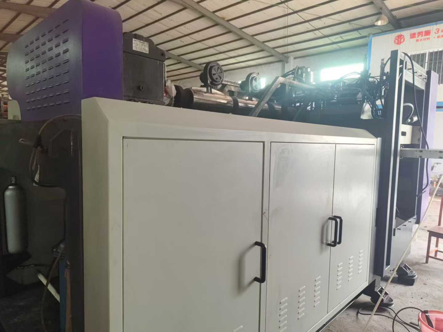 85 screw rod, eight centers spaced 80 mm apart, with mold, servo system, and wall thickness cutting tool.