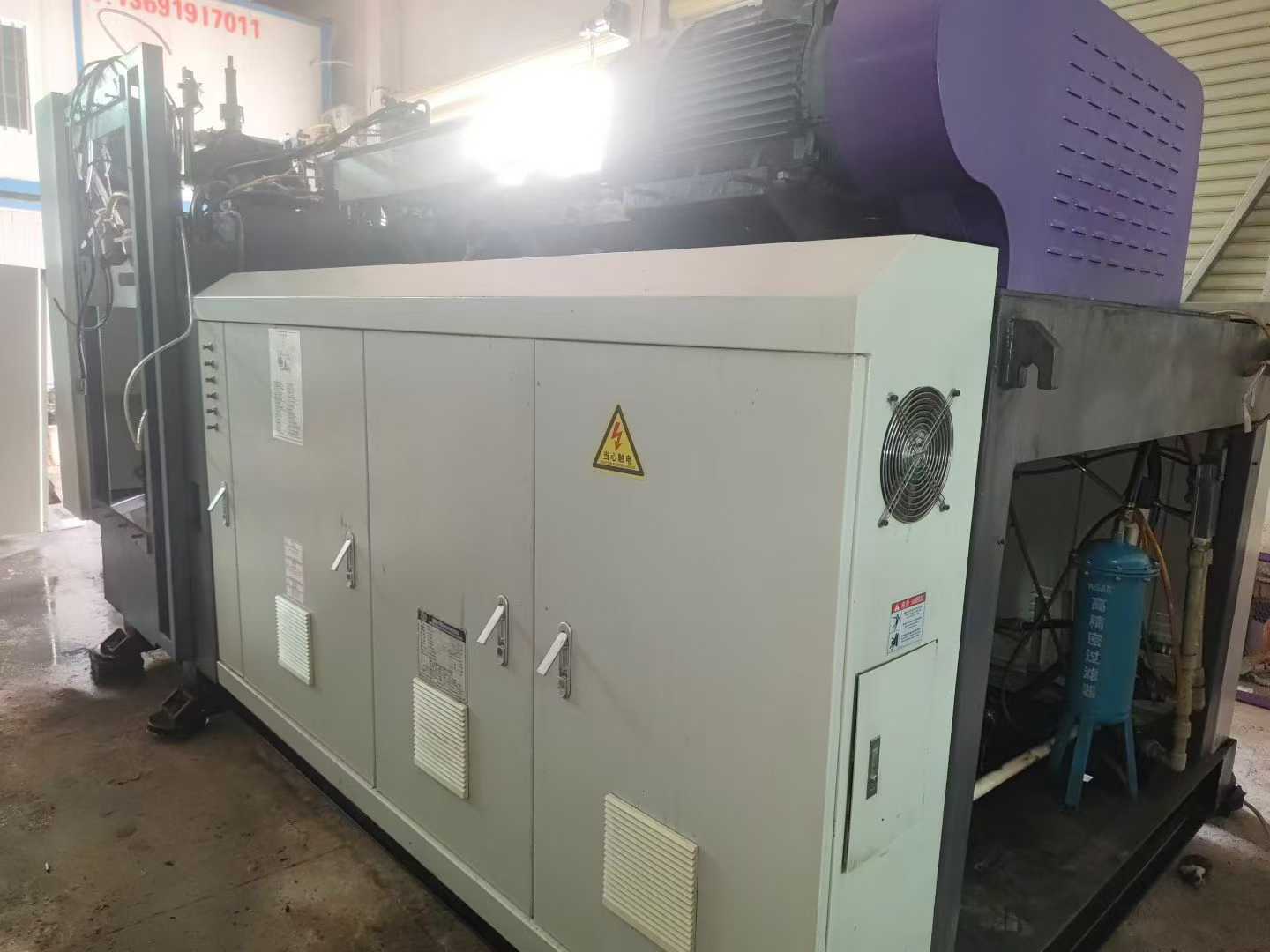 85 screw rod, eight centers spaced 80 mm apart, with mold, servo system, and wall thickness cutting tool.