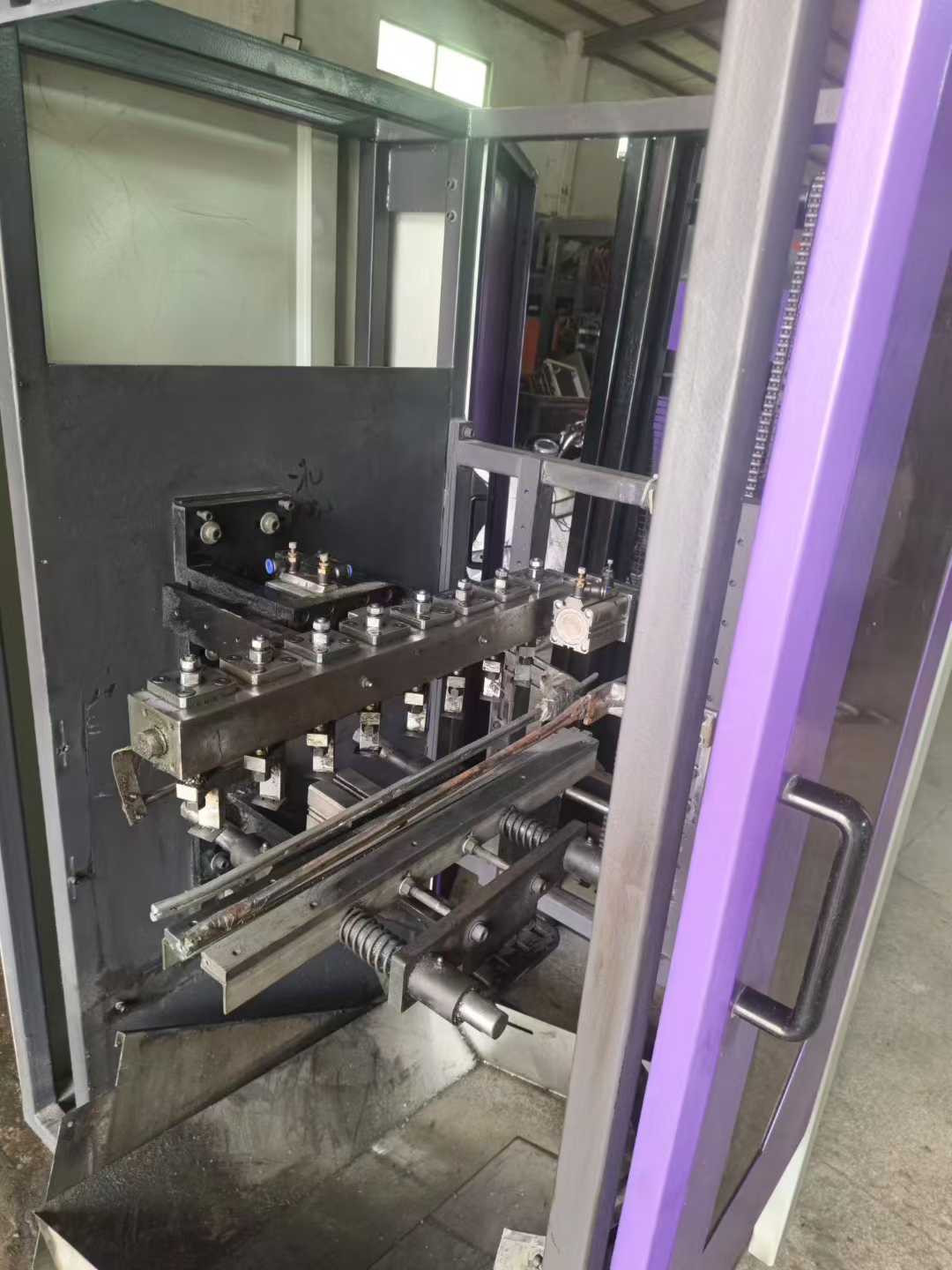 85 screw rod, eight centers spaced 80 mm apart, with mold, servo system, and wall thickness cutting tool.