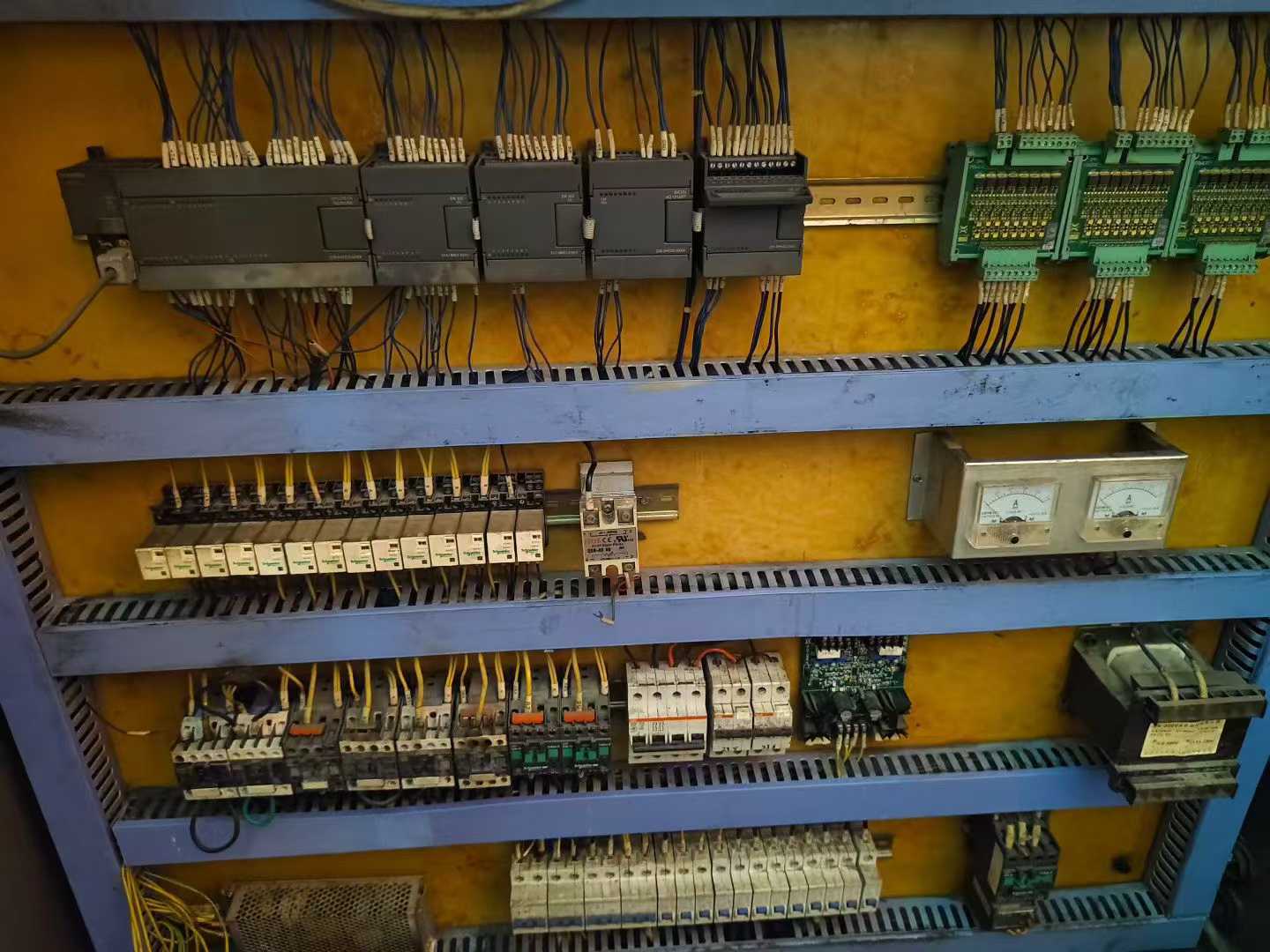 Blow molding machine.