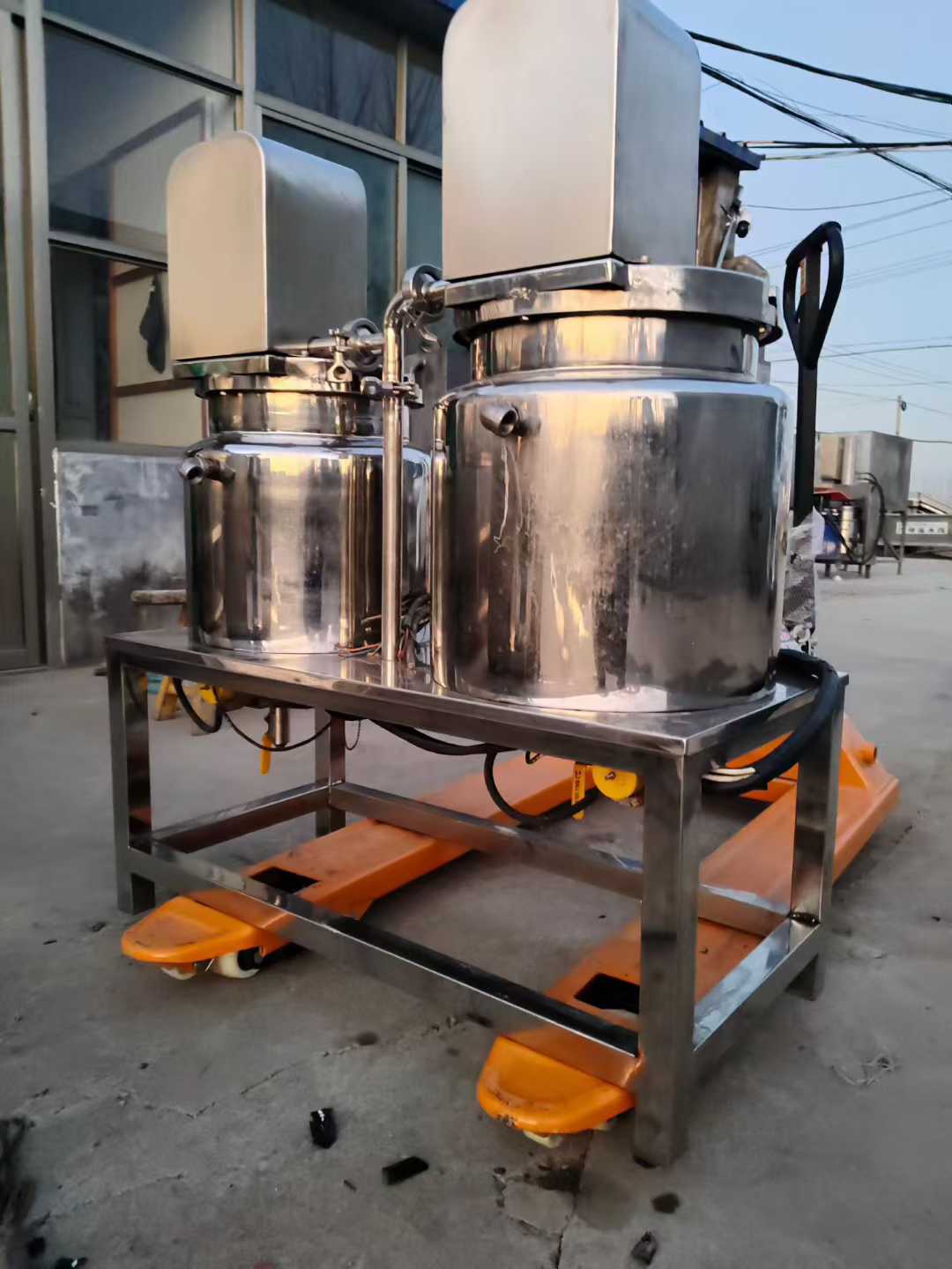 A set of a 5-liter electric heating emulsifier.