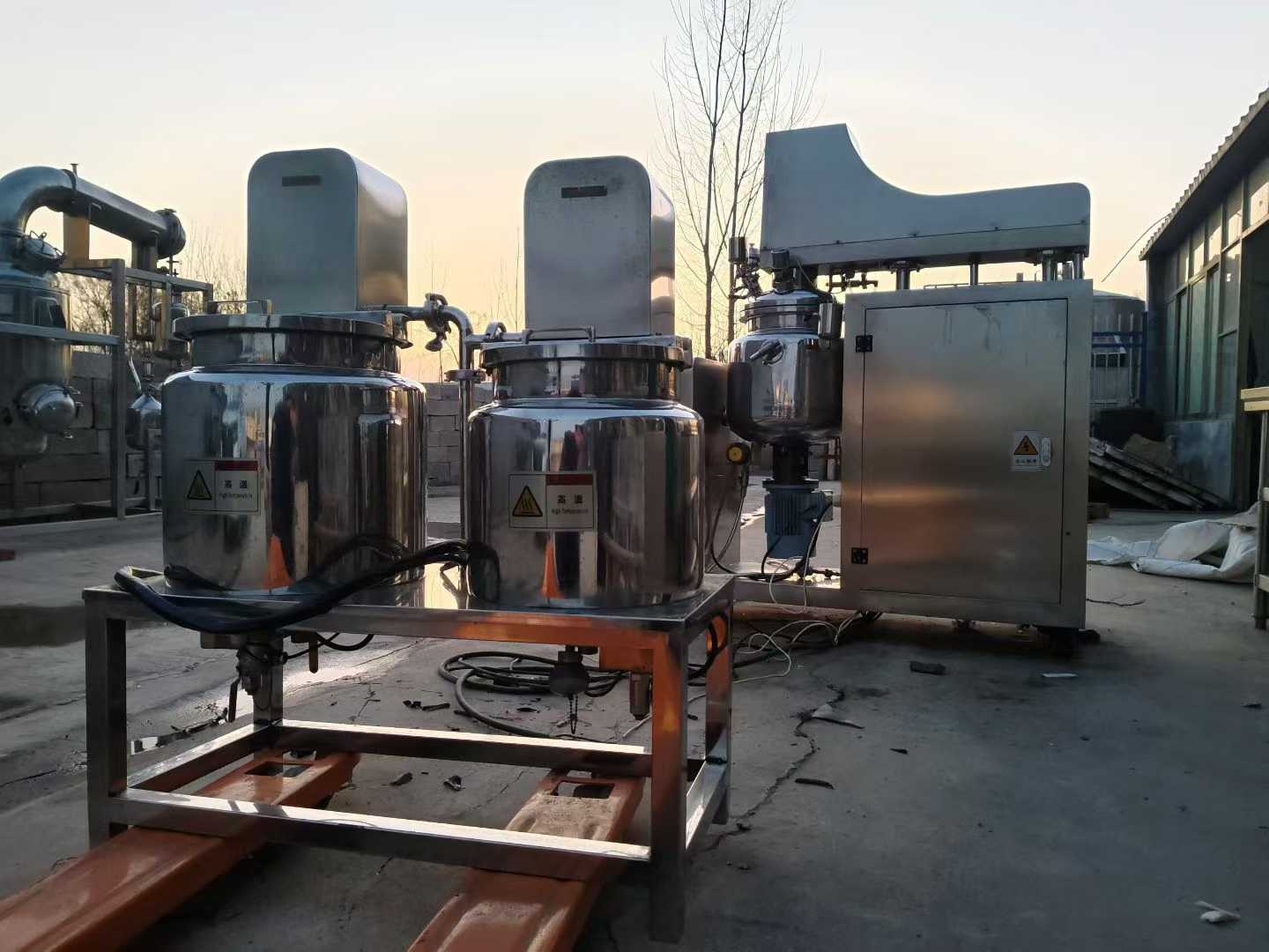 A set of a 5-liter electric heating emulsifier.