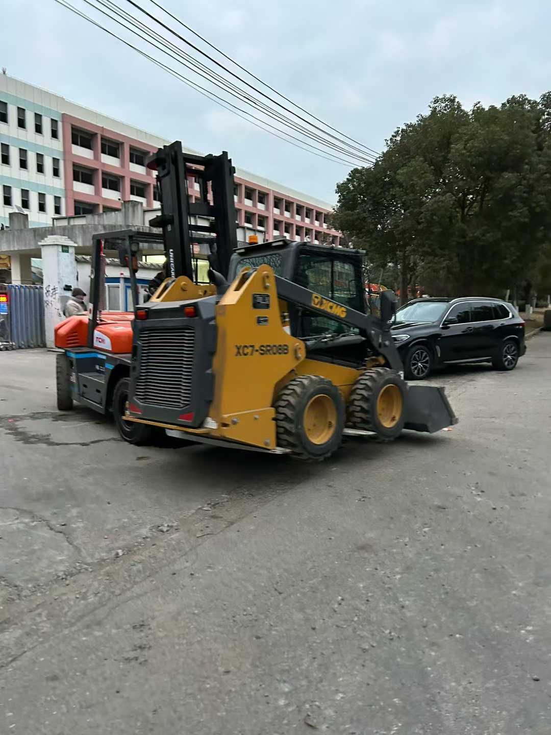 The first order for 2026 has already kicked off perfectly! XCMG sliding loader.