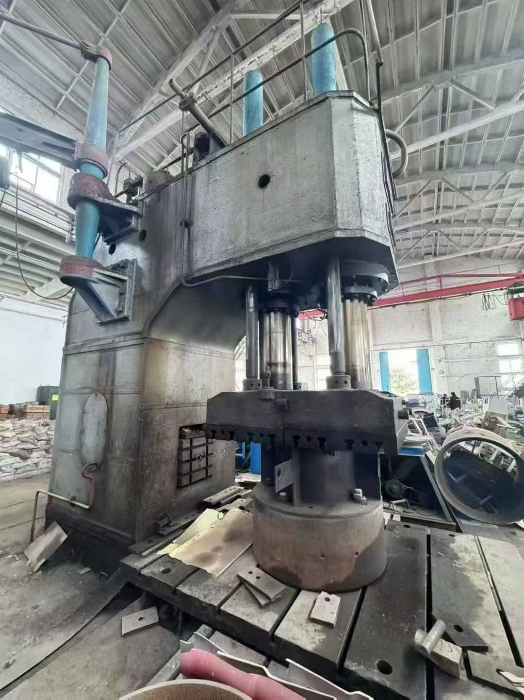 Shaanxi 500-ton single-arm hydraulic press.