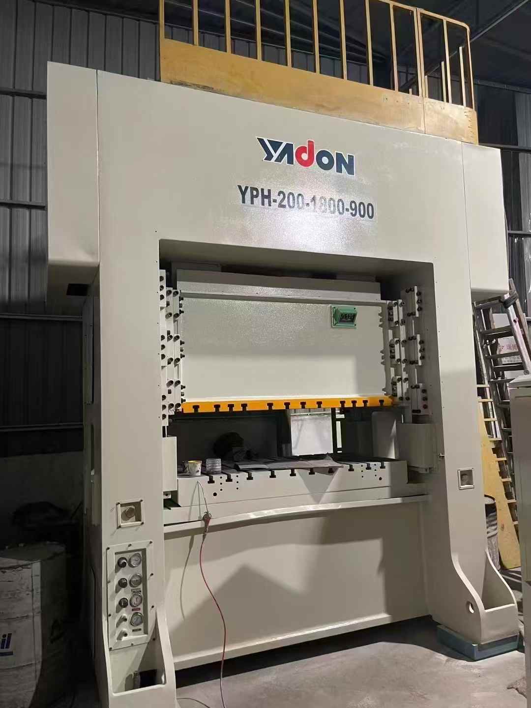 Yang Duan’s closed-type double-axis 200T press machine, #200 ton gantry double-point punching press, stroke 50, stroke count 80-170, maximum mold height 450.
