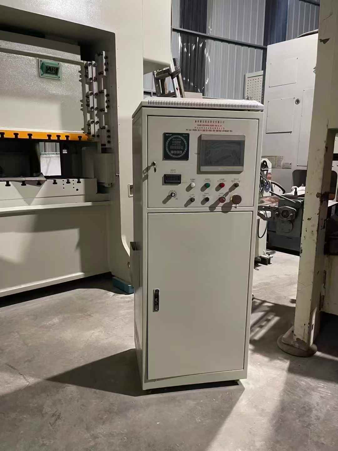 Yang Duan’s closed-type double-axis 200T press machine, #200 ton gantry double-point punching press, stroke 50, stroke count 80-170, maximum mold height 450.