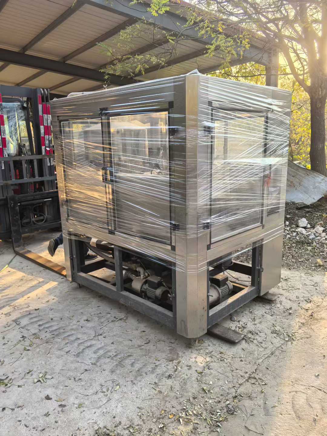 Sanxing Huaxing 12-head customized water filling machine.