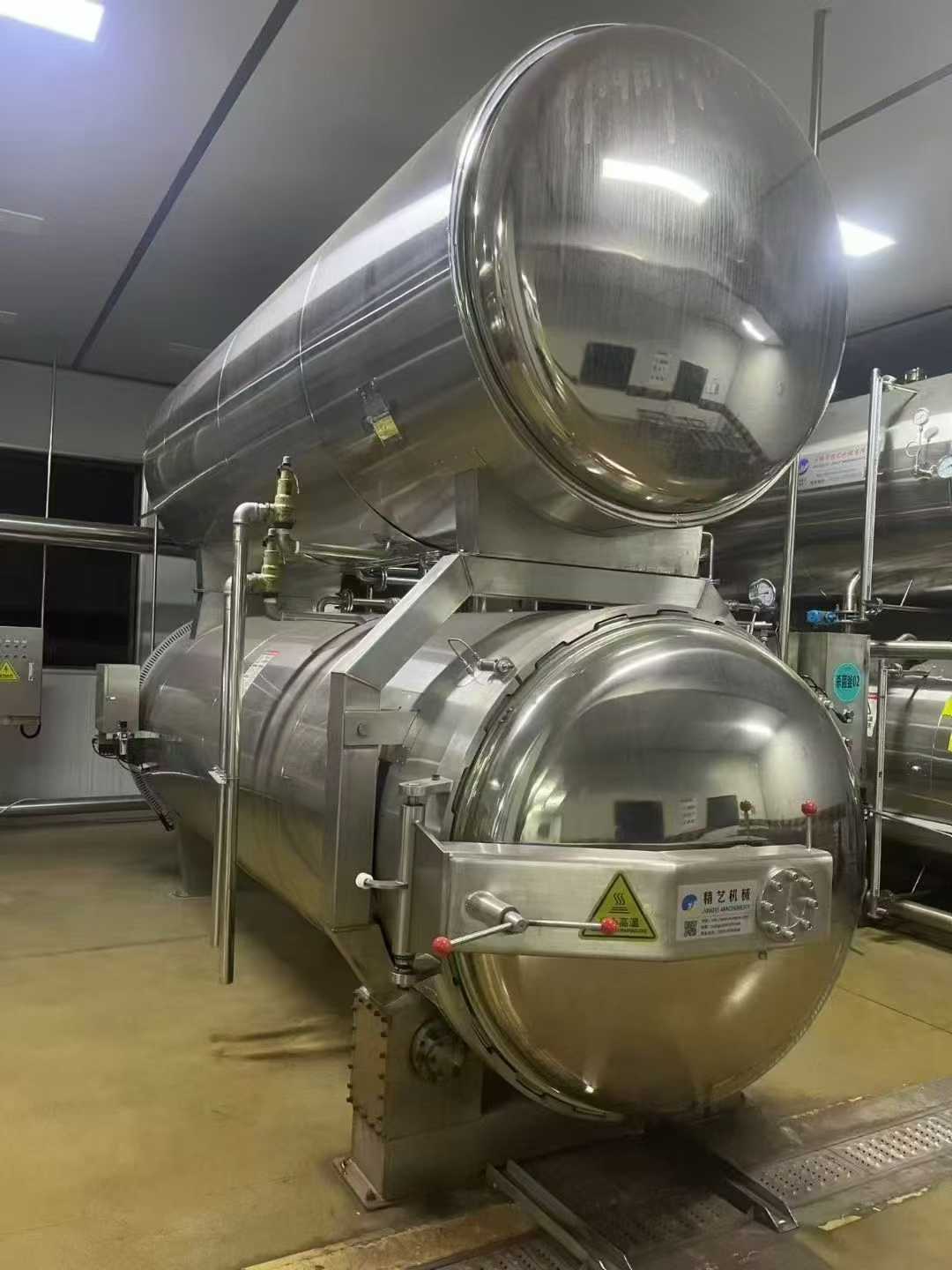 Three 21-year-old 6.77 cubic meter double-layer rotating sterilization pots, with documentation. They have been in use for less than a few months.