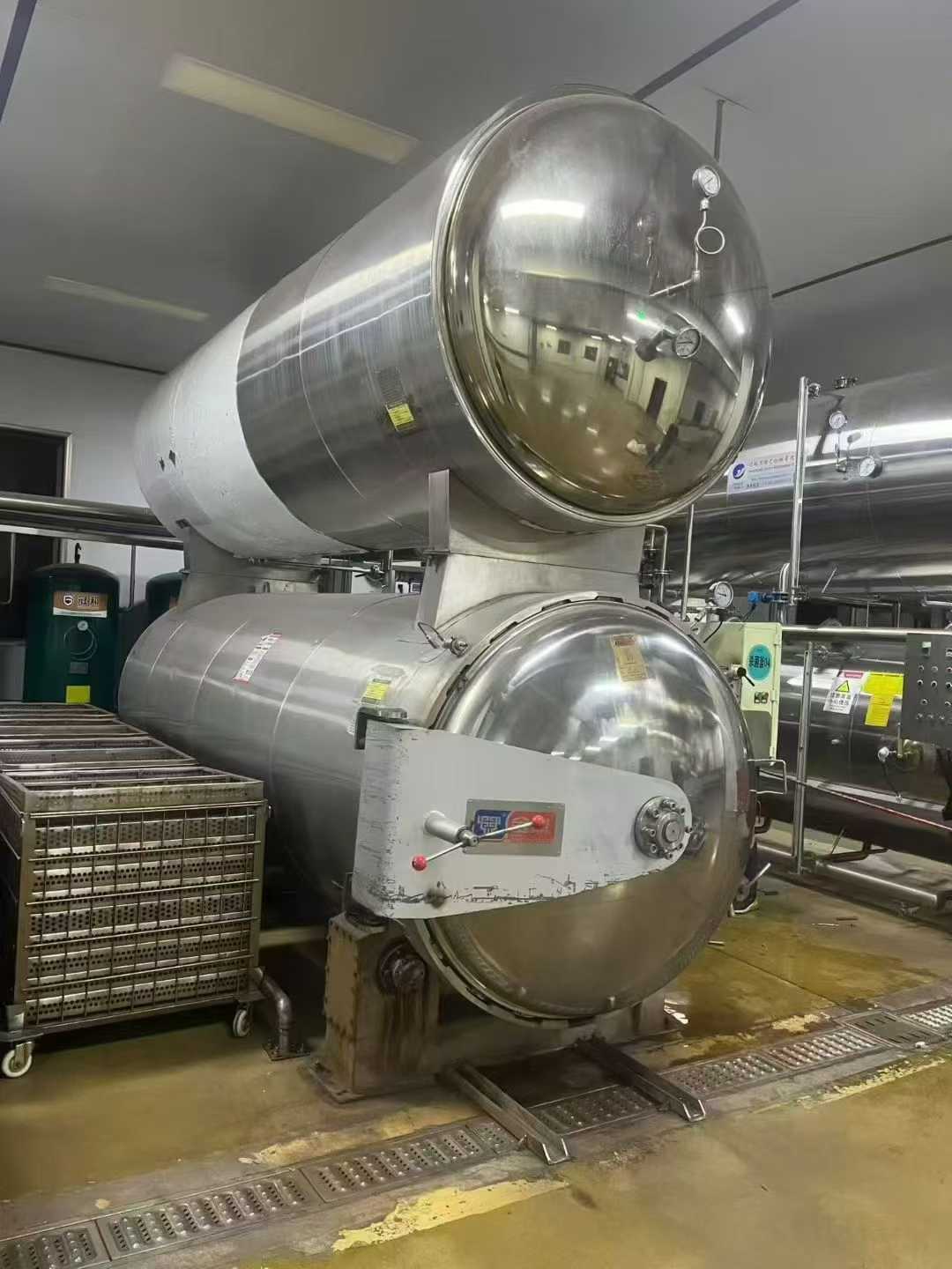 Three 21-year-old 6.77 cubic meter double-layer rotating sterilization pots, with documentation. They have been in use for less than a few months.