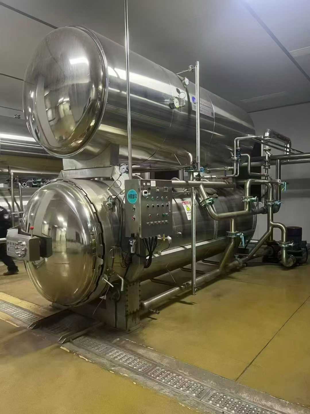 Three 21-year-old 6.77 cubic meter double-layer rotating sterilization pots, with documentation. They have been in use for less than a few months.