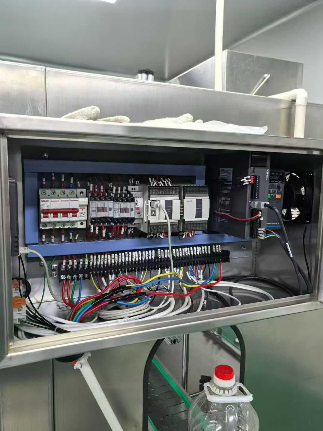 A set of 6 straight-line filling, pressurized capsules, installed for 25 years but never used, in brand-new condition.