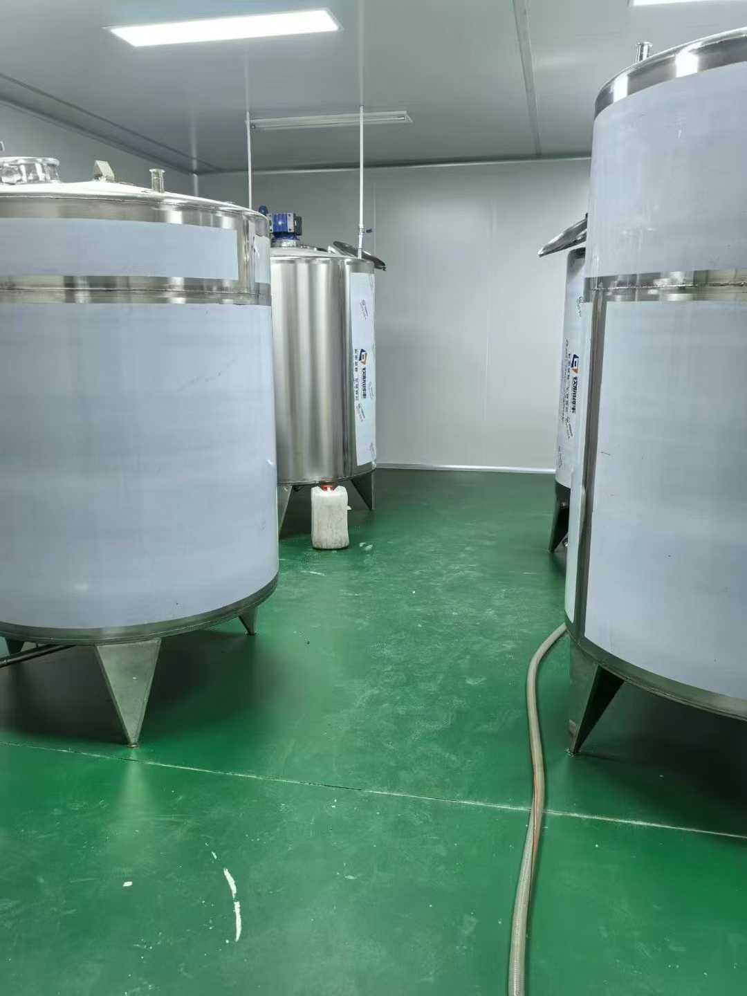 A set of 6 straight-line filling, pressurized capsules, installed for 25 years but never used, in brand-new condition.