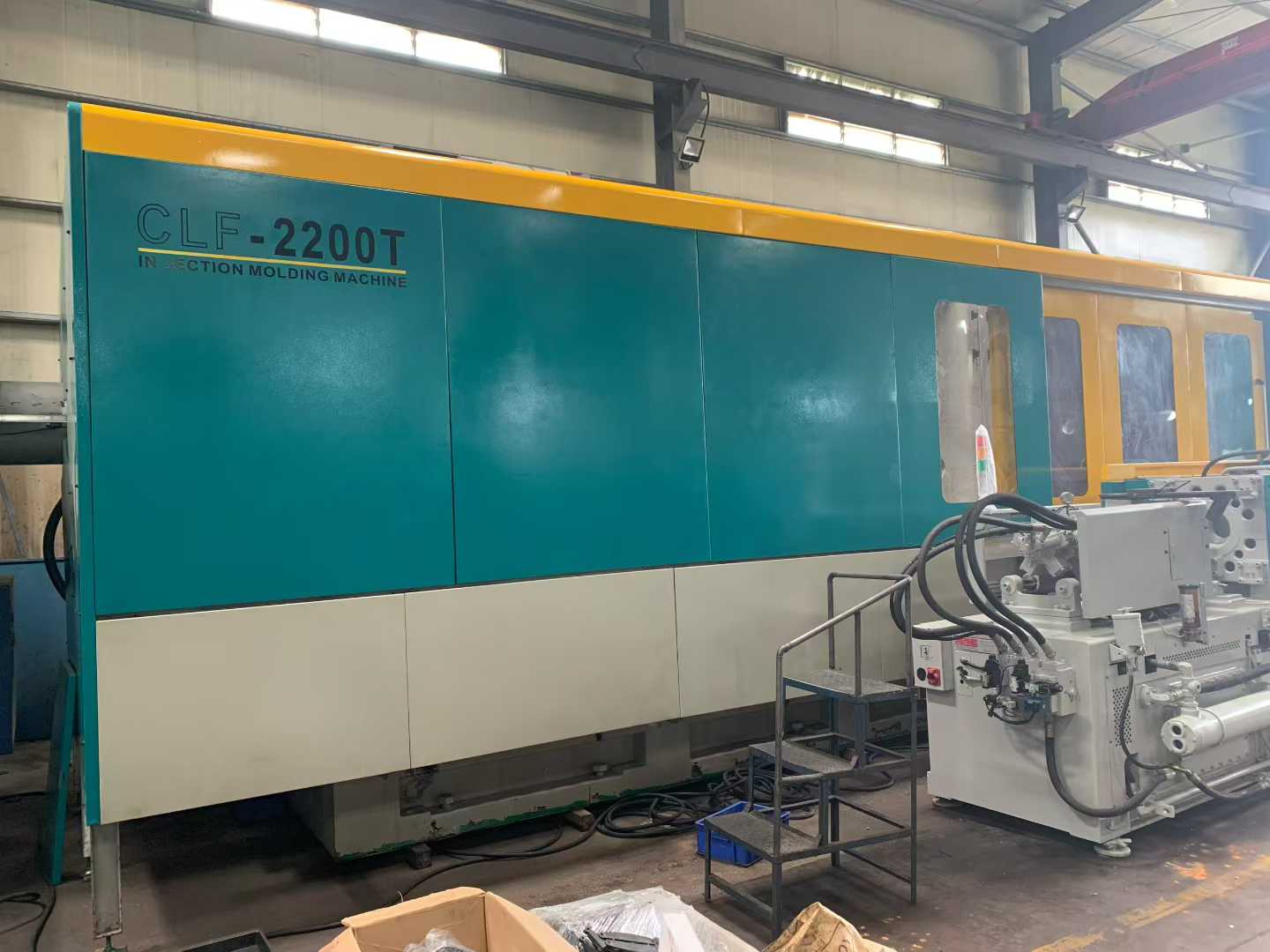 Quanli Fa 2200 T. Mold capacity: 1800 x 1700. Screw diameter: 140. Suitable for automotive parts production.