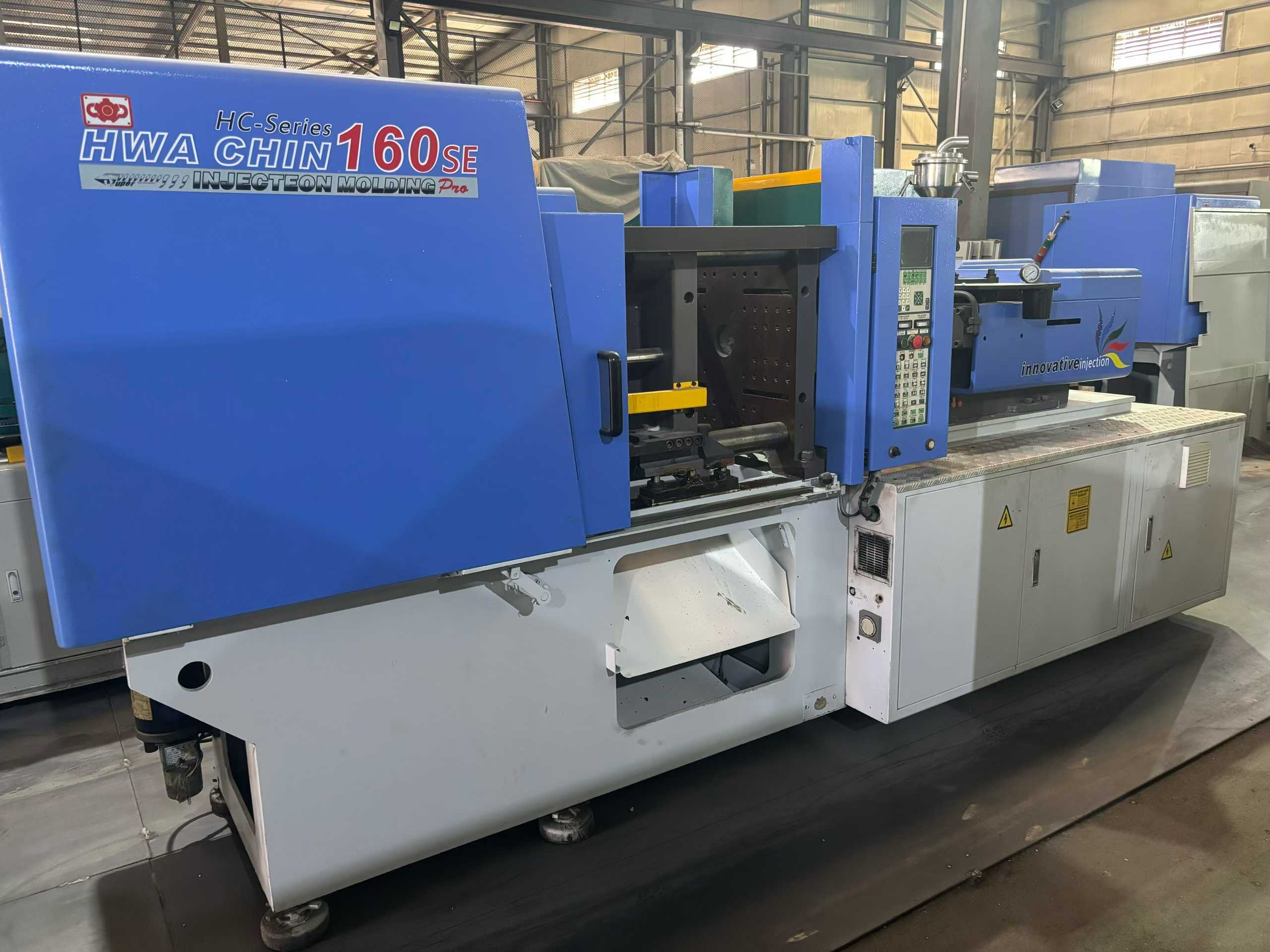 Huaqin 160 T. Six units. Mold capacity 460. Screw diameter 26–28. Suitable for manufacturing connectors, phone cases. Original Japanese servo from the factory.