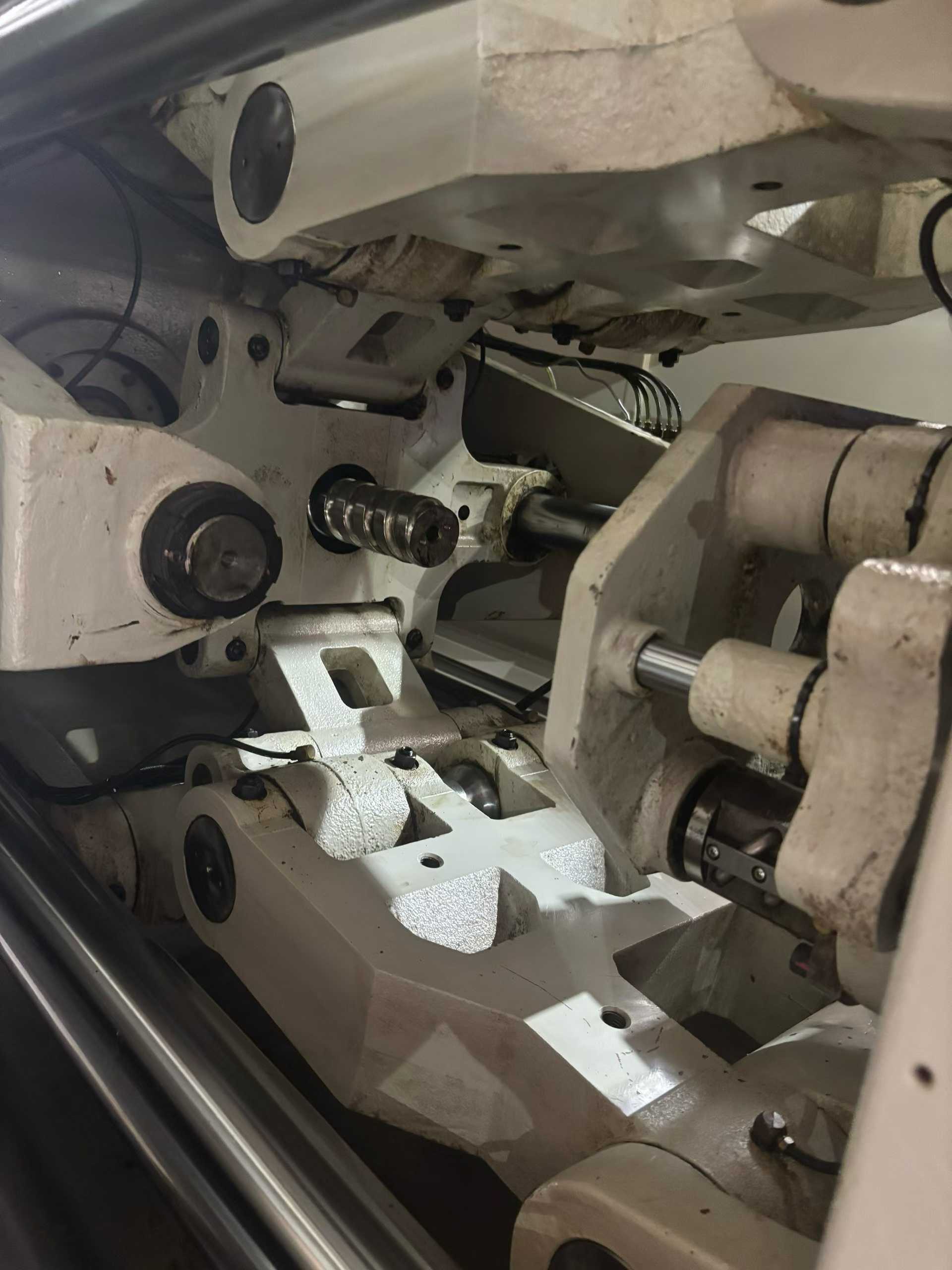 Taichung Electric Motor 180 T. 2 units. Screw shaft 32. 40