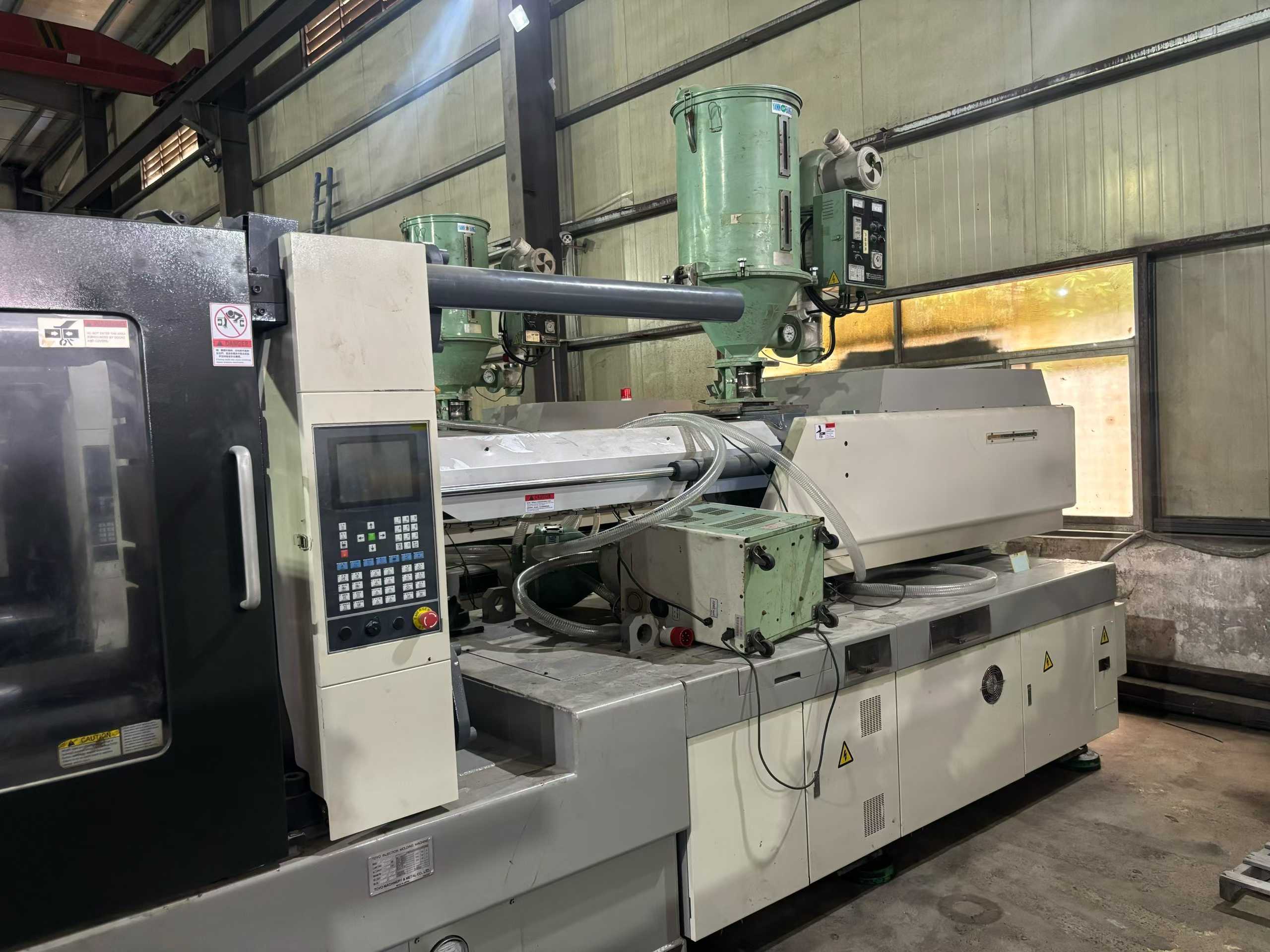 Two Dongyang 450 T units. Huichuan servo system.