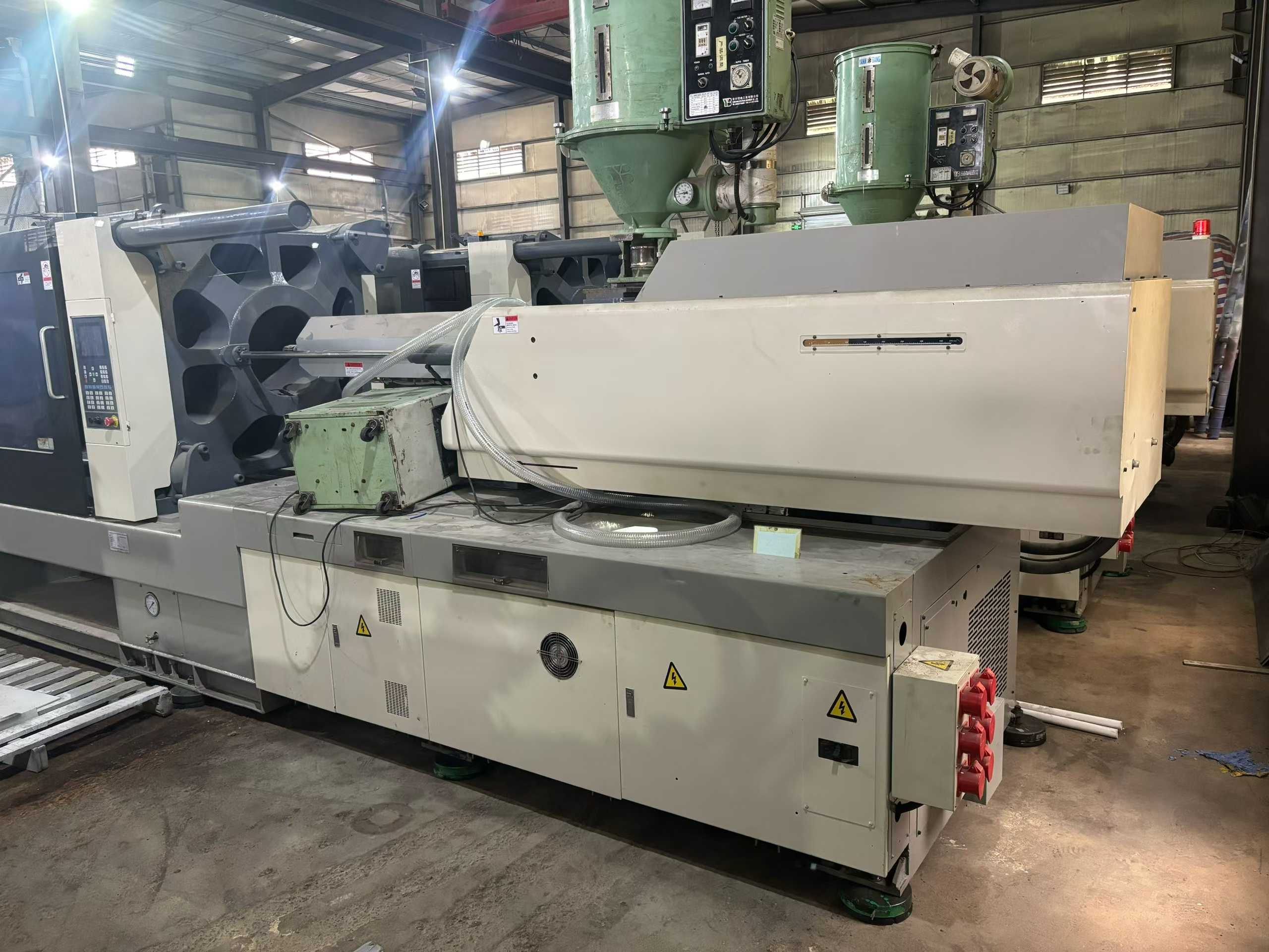 Two Dongyang 450 T units. Huichuan servo system.