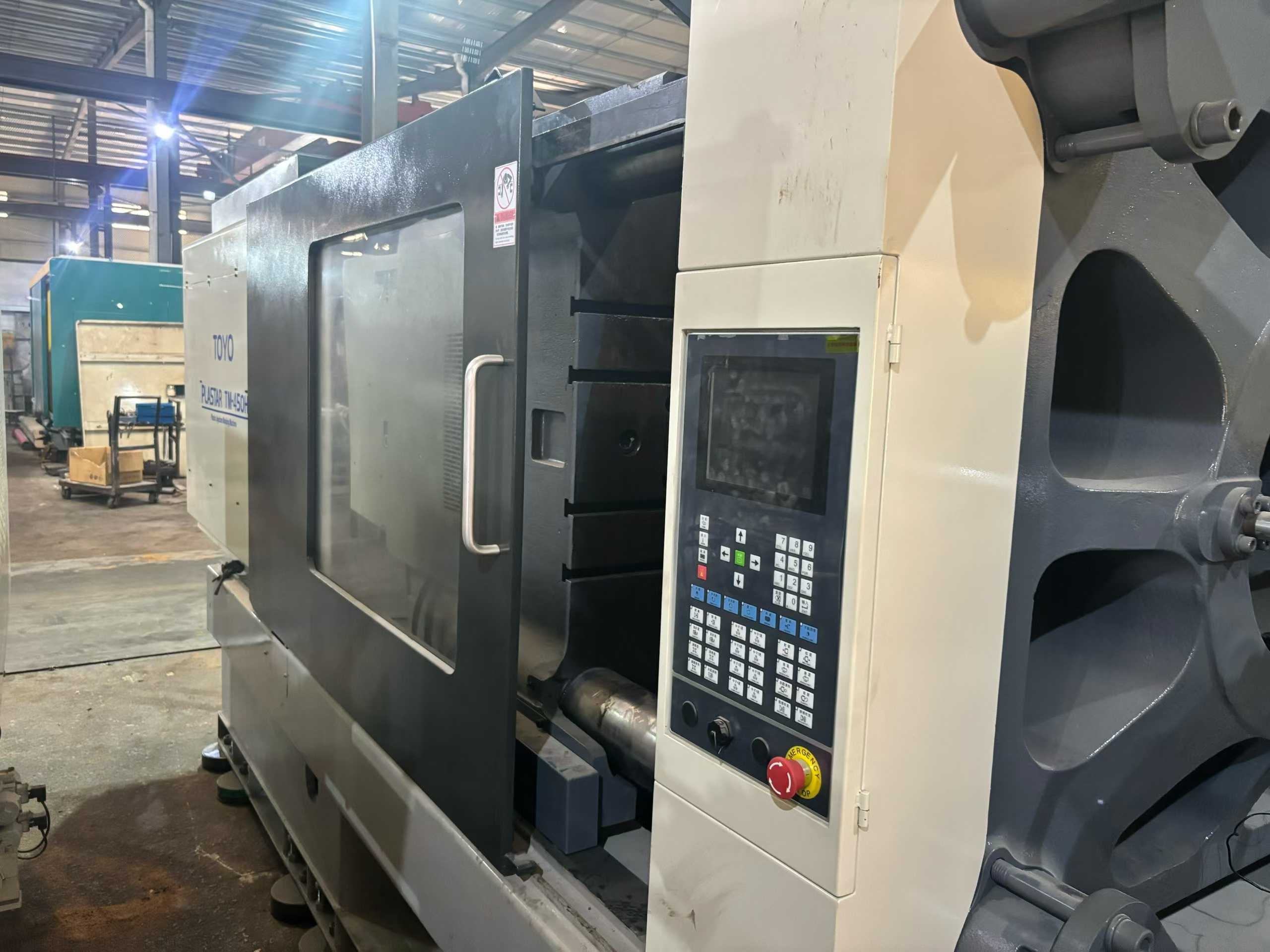 Two Dongyang 450 T units. Huichuan servo system.