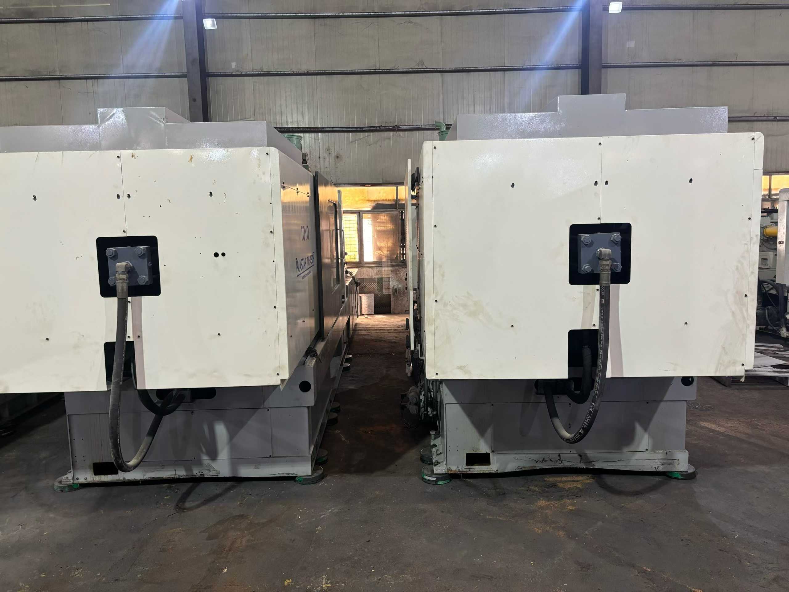 Two Dongyang 450 T units. Huichuan servo system.