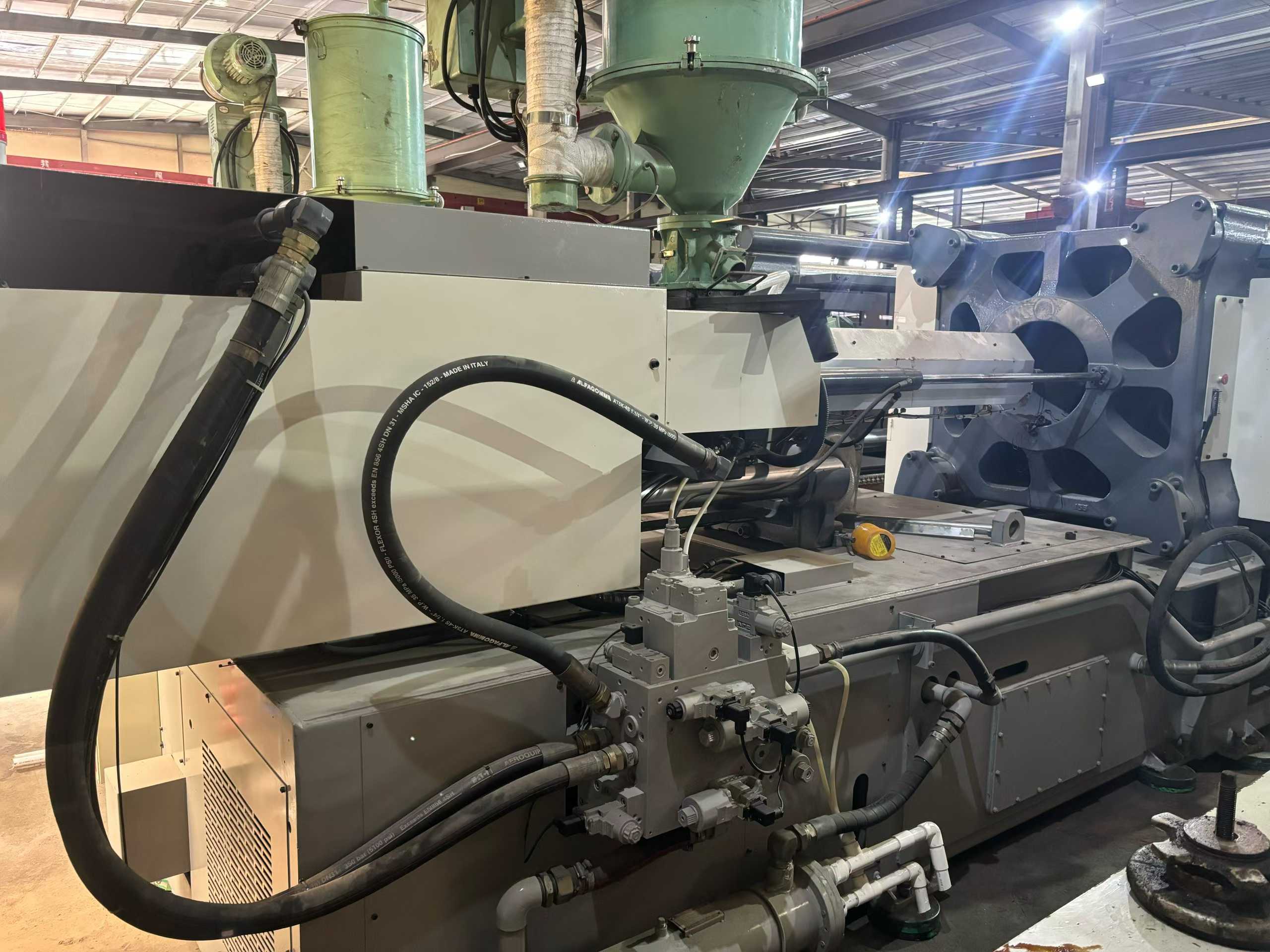 Two Dongyang 450 T units. Huichuan servo system.