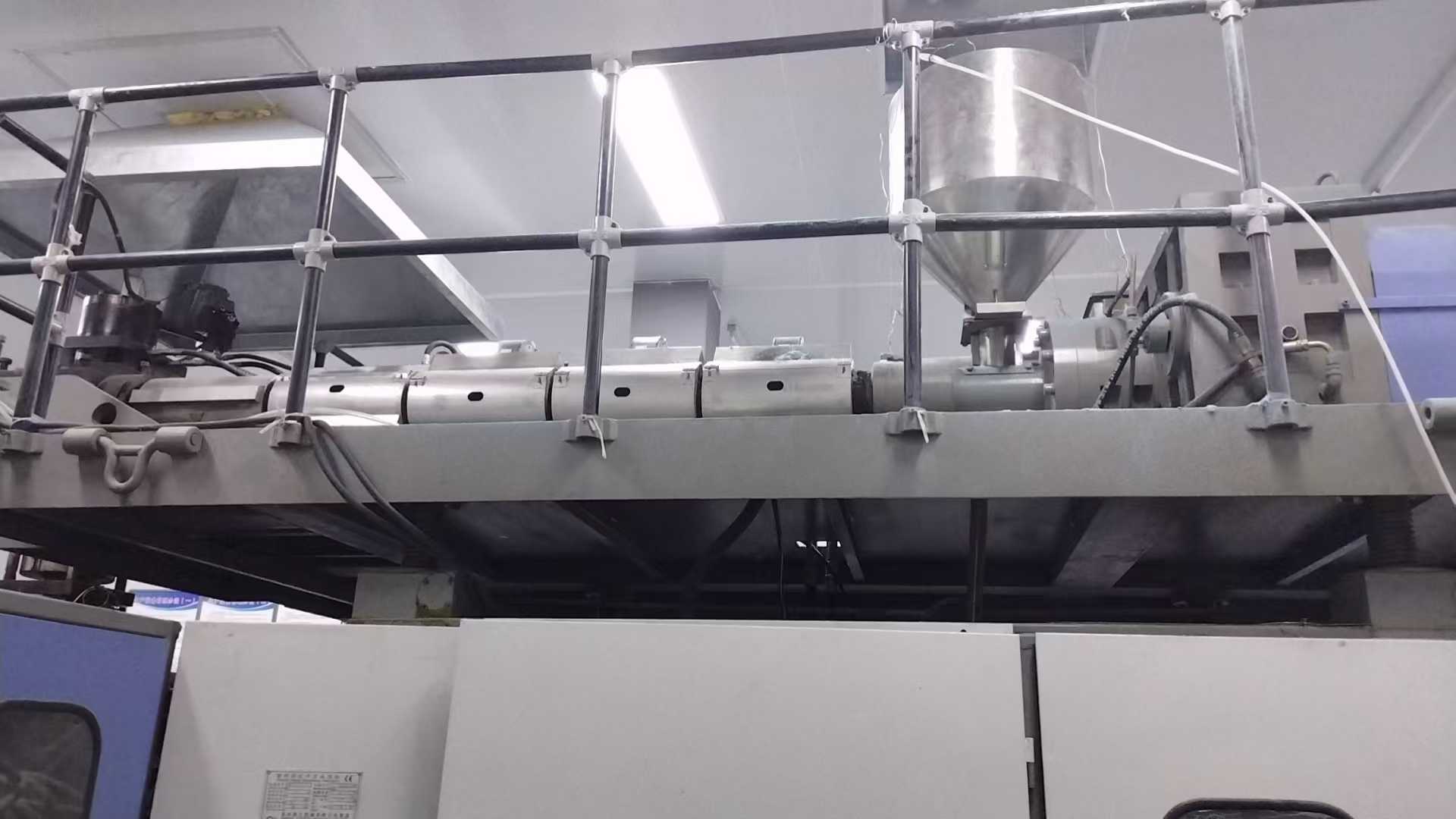 The 2020 Uni-100 DC dual-station machine, MOOG Generation 3+ with no rod locking mechanism, bottom blowing, and a robotic arm; can produce barrels up to 30L in size.