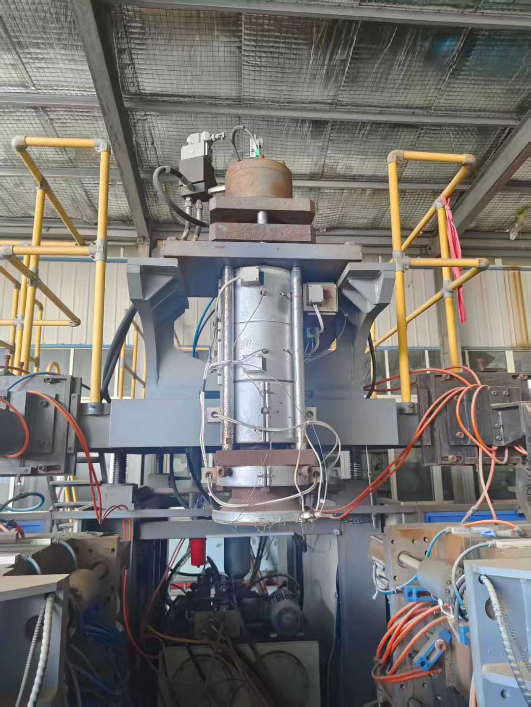 The 2020 Uni-100 DC dual-station machine, MOOG Generation 3+ with no rod locking mechanism, bottom blowing, and a robotic arm; can produce barrels up to 30L in size.