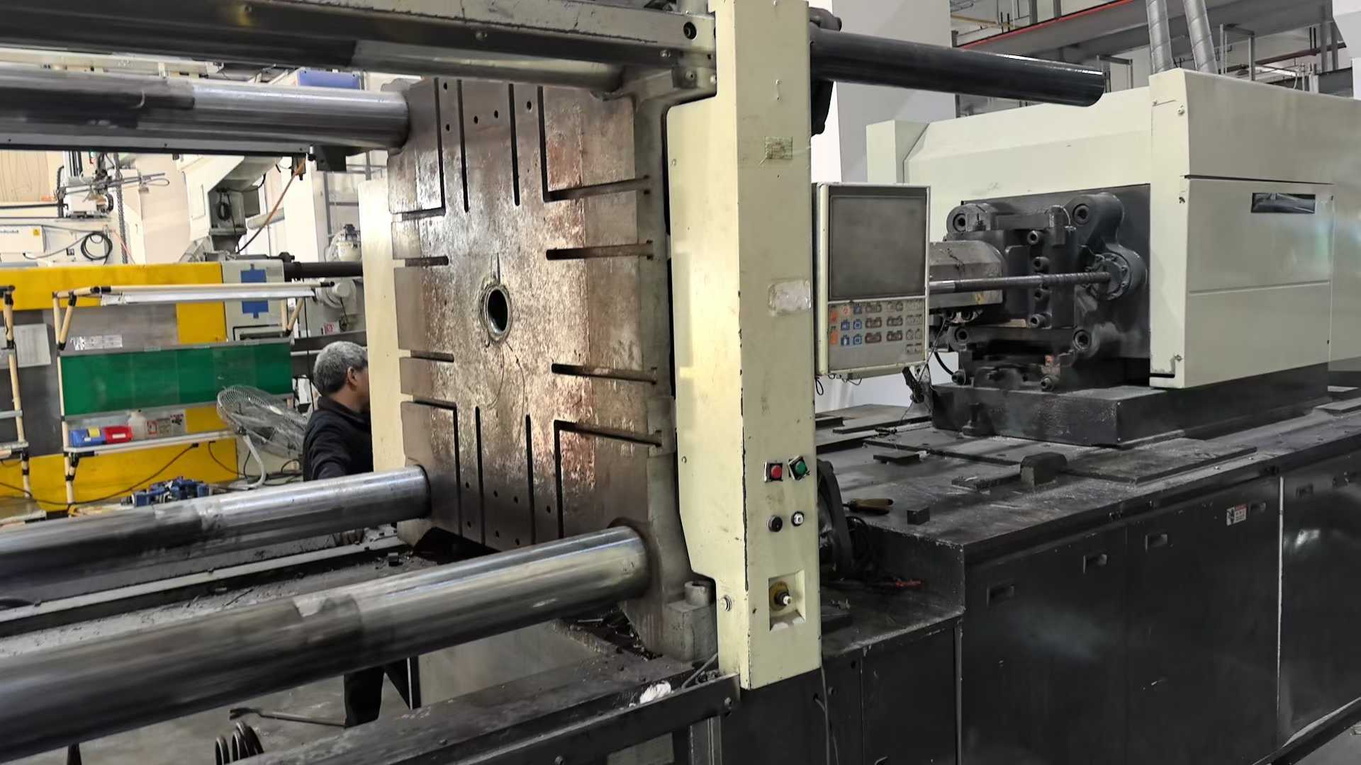 Toshiba: 350 tons, 220 tons, 160 tons; Toyo: 450 tons, 280 tons; Fanuc: 150 tons.