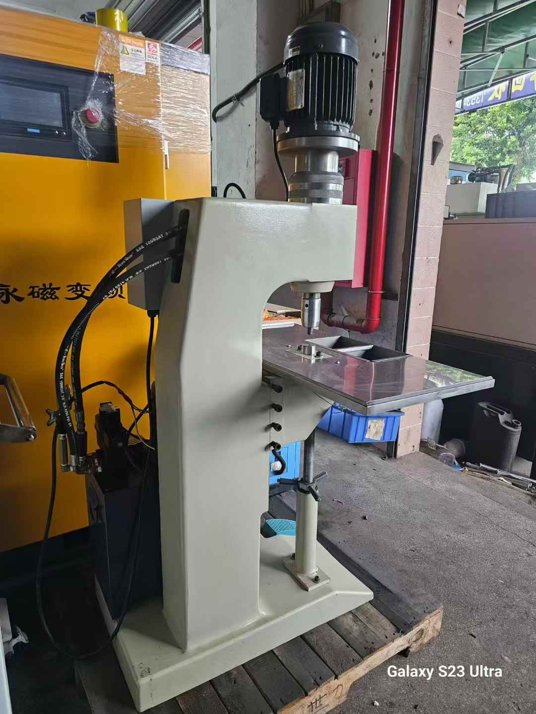 Near-new hydraulic riveting machine.