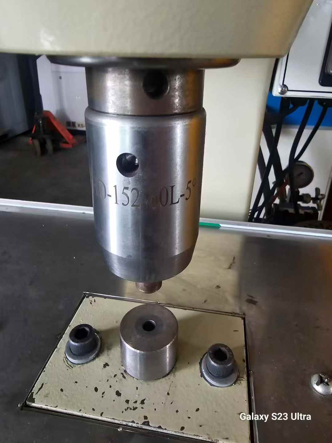 Near-new hydraulic riveting machine.