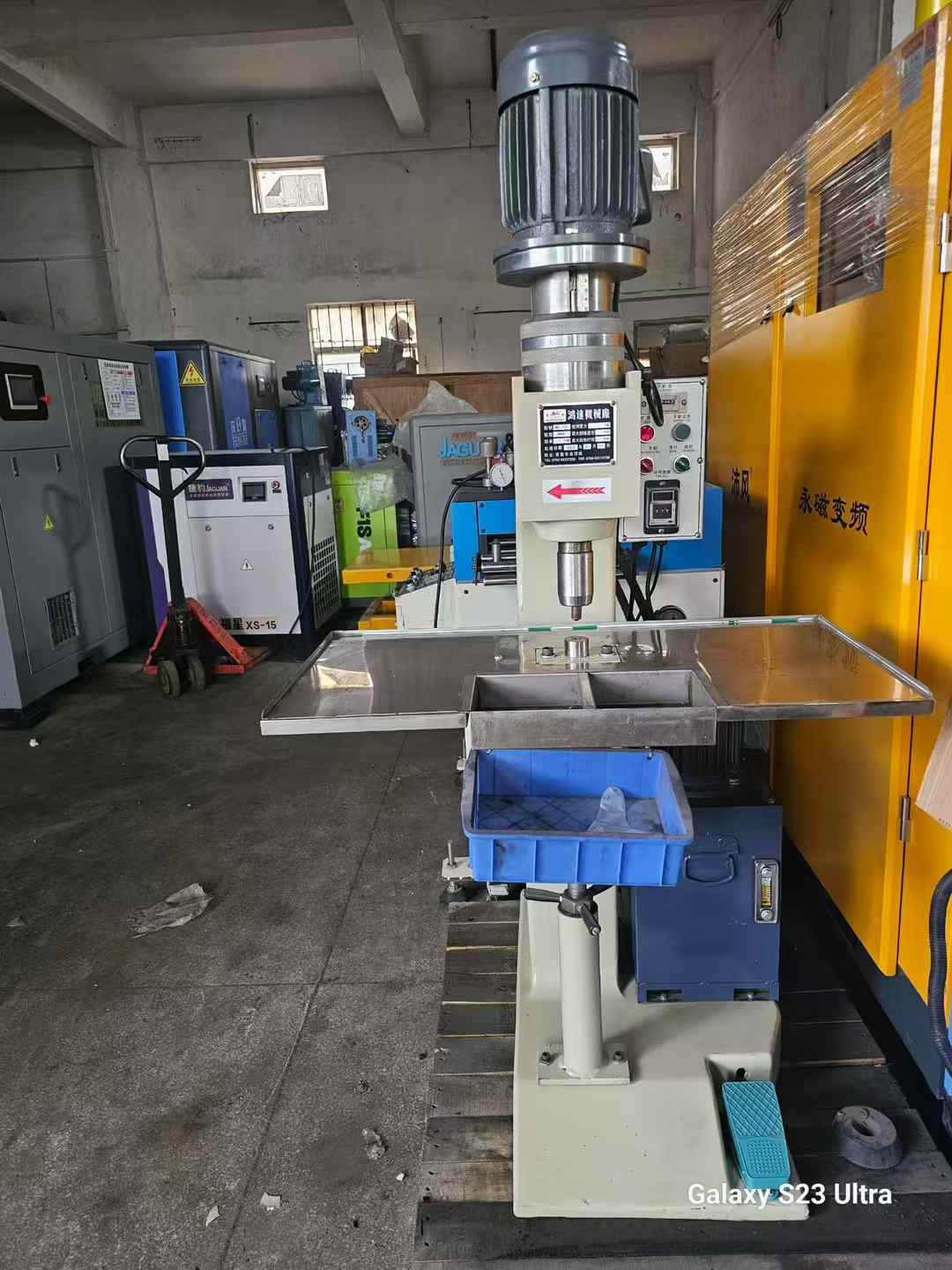 Near-new hydraulic riveting machine.