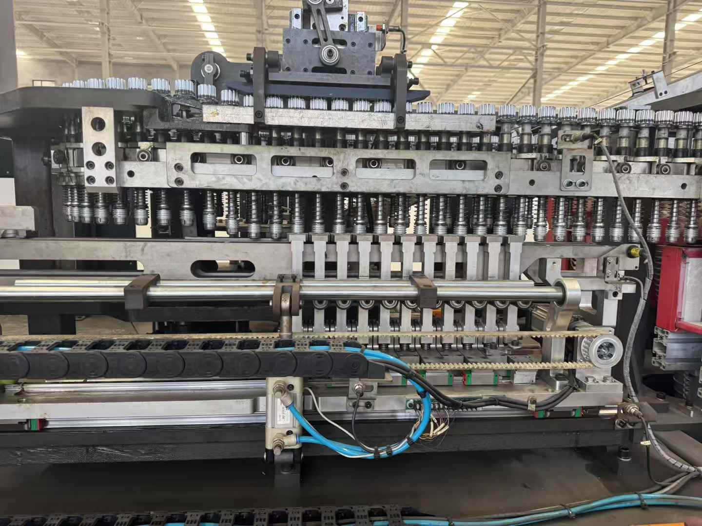 The 25-year-old flute has undergone 11 changes in pitch over the years, with the 28-hole version! It has barely been used.