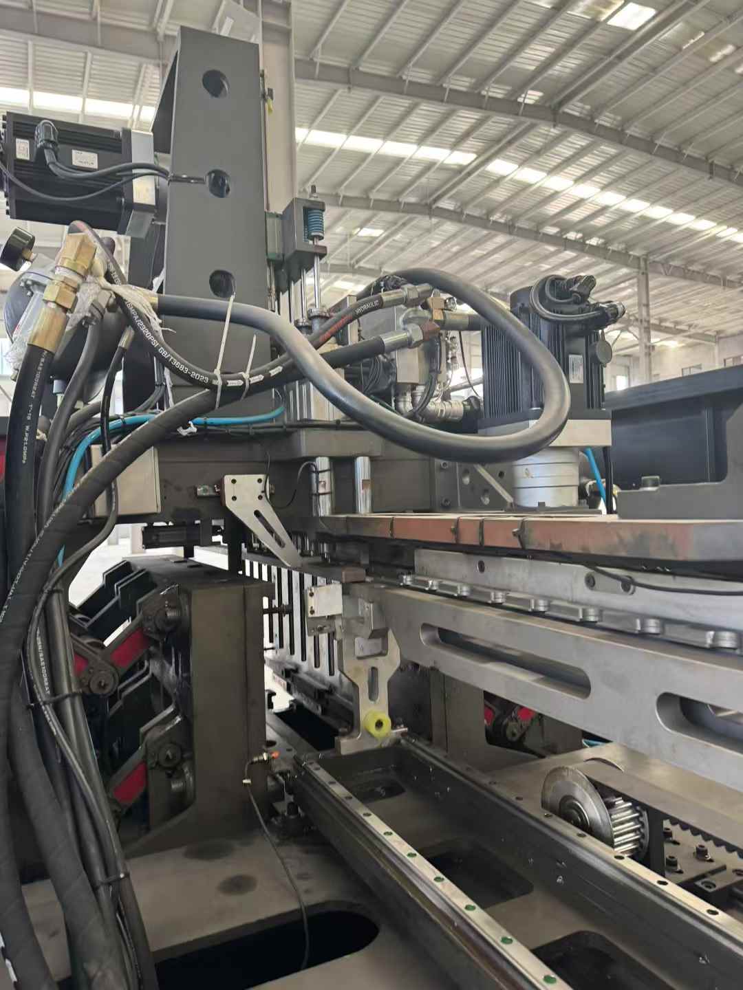 The 25-year-old flute has undergone 11 changes in pitch over the years, with the 28-hole version! It has barely been used.