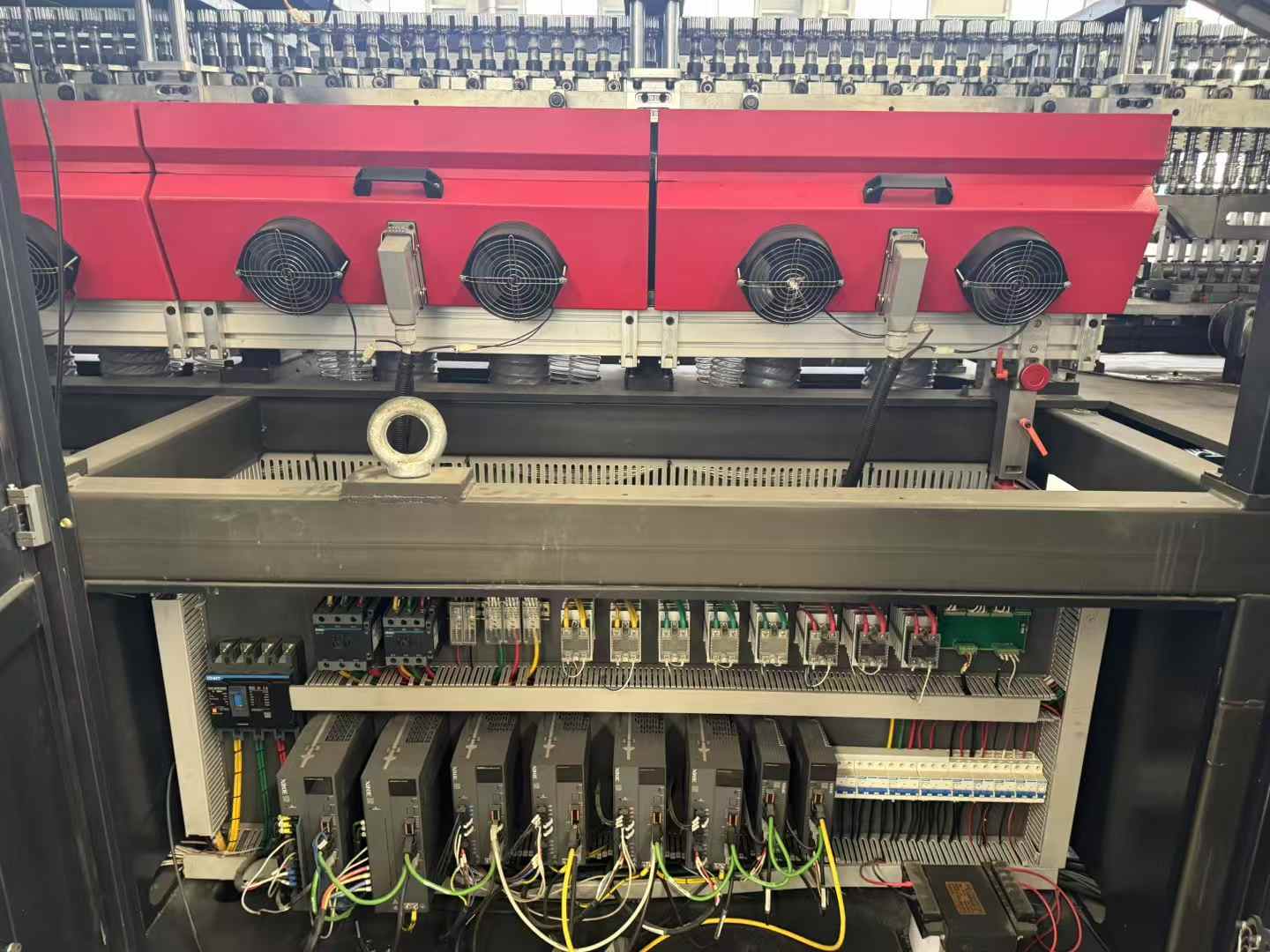 The 25-year-old flute has undergone 11 changes in pitch over the years, with the 28-hole version! It has barely been used.