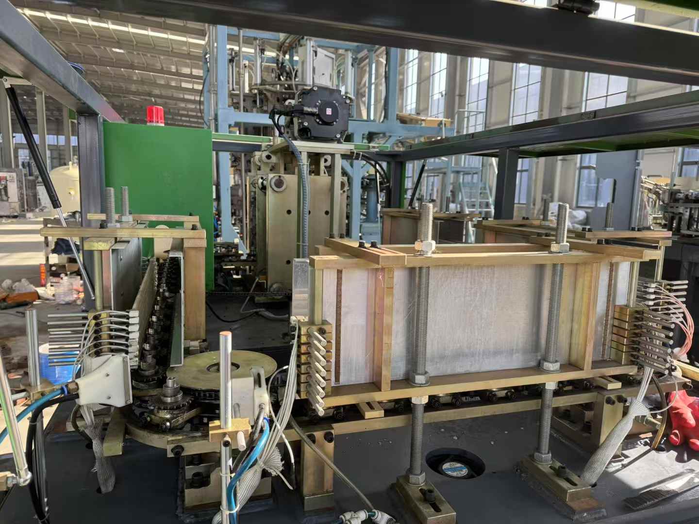 Specialized cosmetic bottle blowing machine, 20 years old, Guangdong Lifu dual servo system, center distance 114.3.