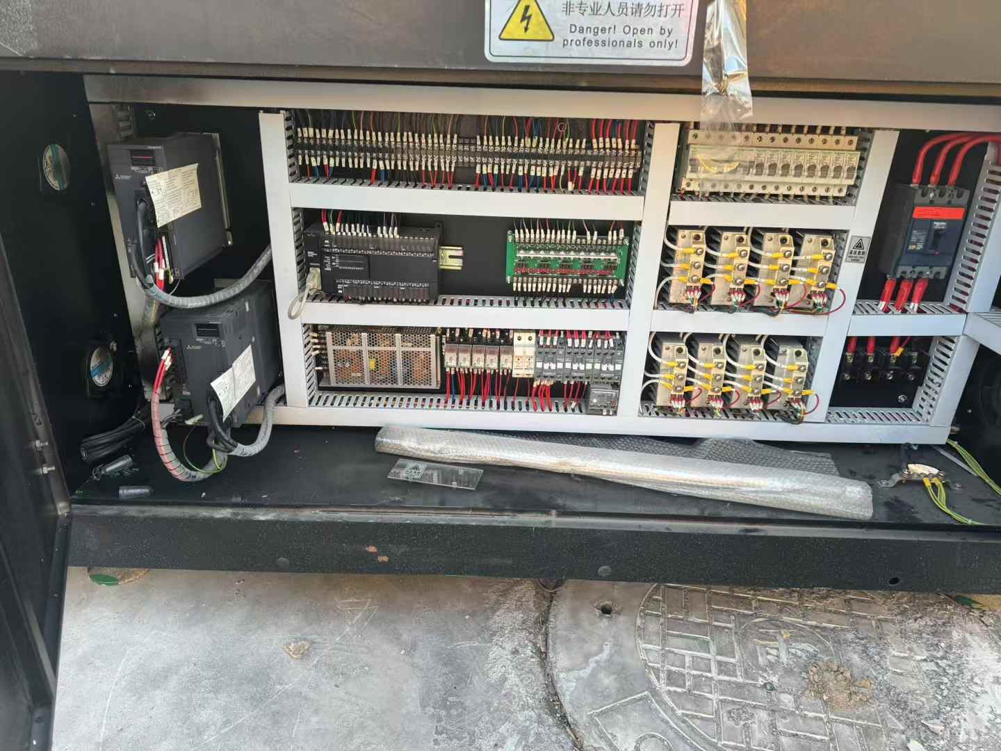 Specialized cosmetic bottle blowing machine, 20 years old, Guangdong Lifu dual servo system, center distance 114.3.