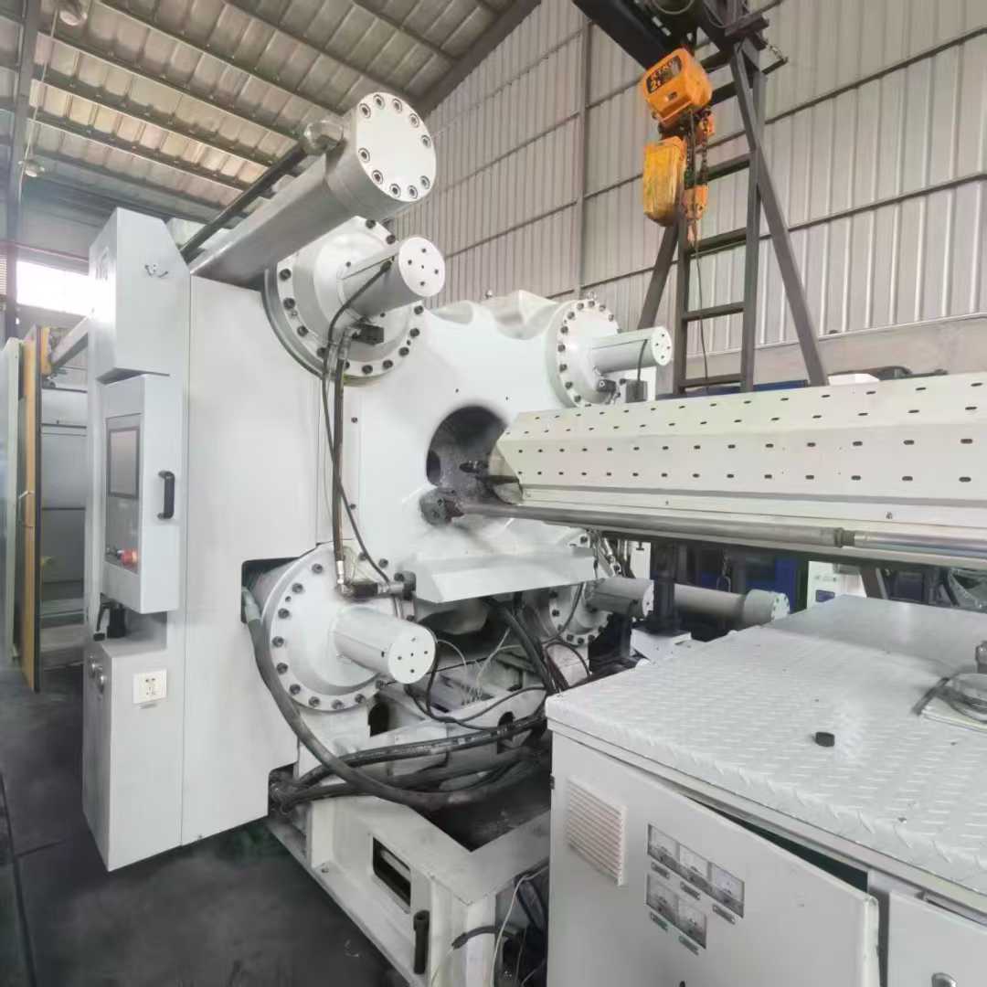 2 units of the Lijin 900T original factory servo machine, two-plate machine, lower mold 1180m, screw 110m.