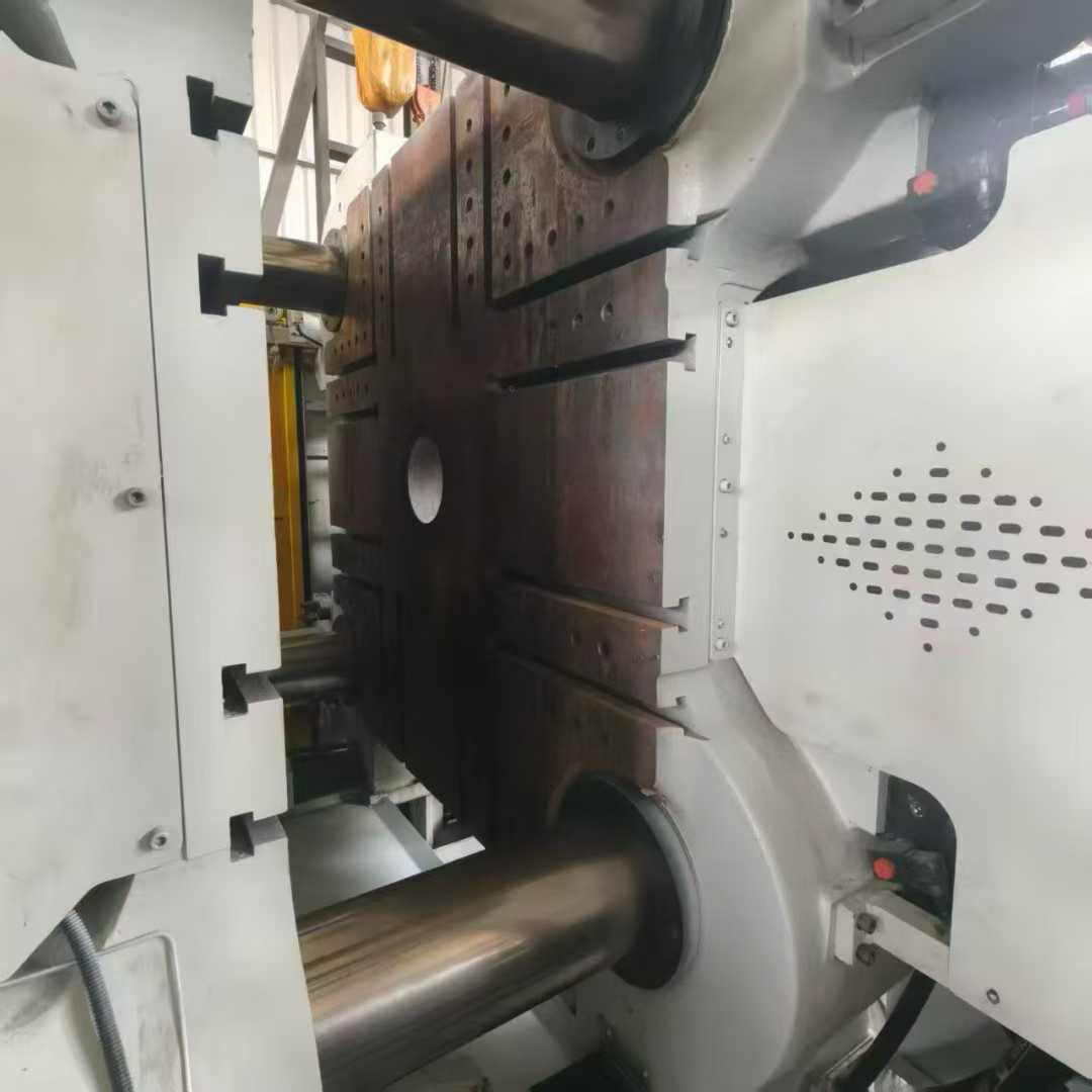 2 units of the Lijin 900T original factory servo machine, two-plate machine, lower mold 1180m, screw 110m.