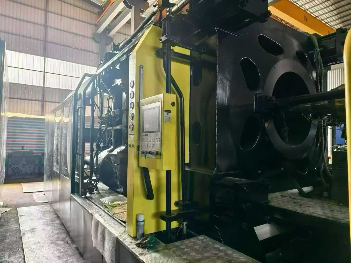 Bochuang 1800-ton servo two-plate machine.
