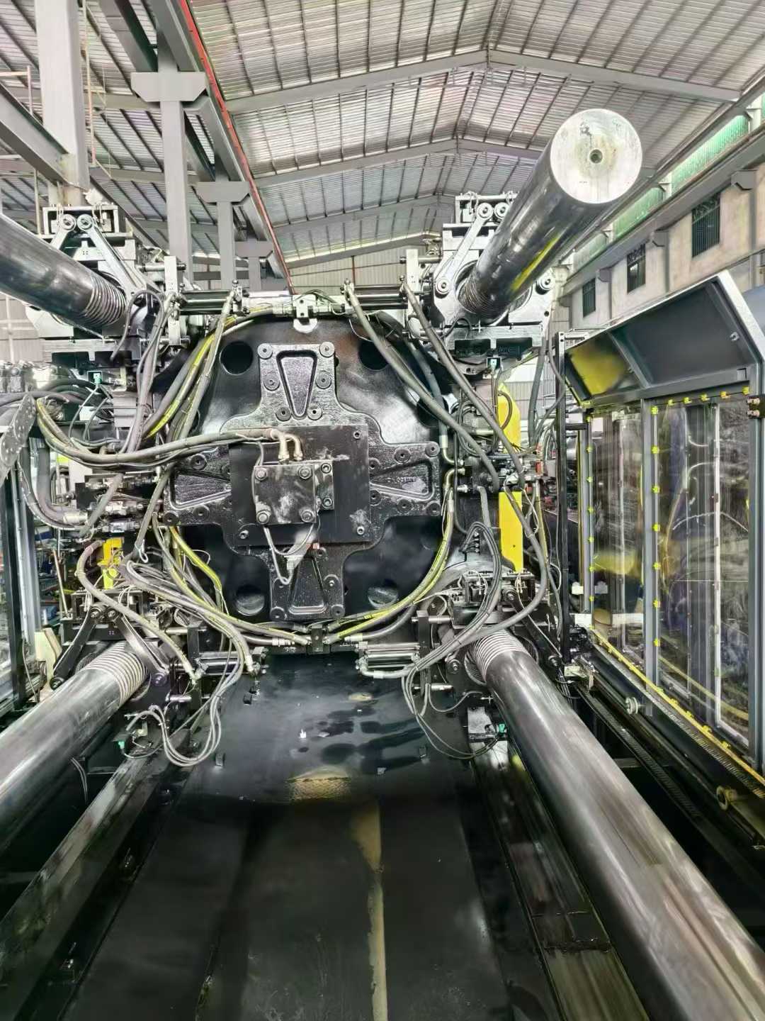 Bochuang 1800-ton servo two-plate machine.