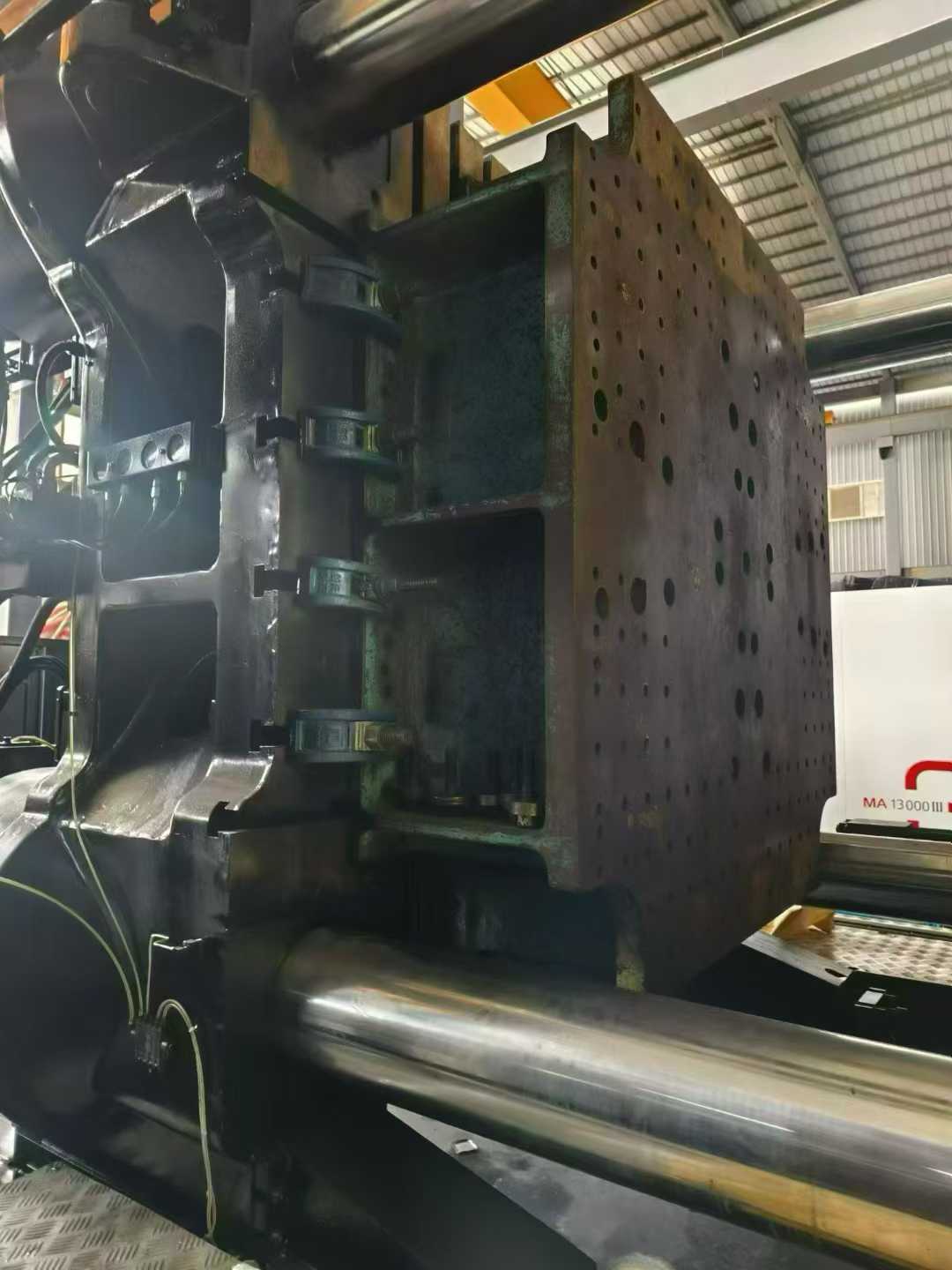 Bochuang 1800-ton servo two-plate machine.