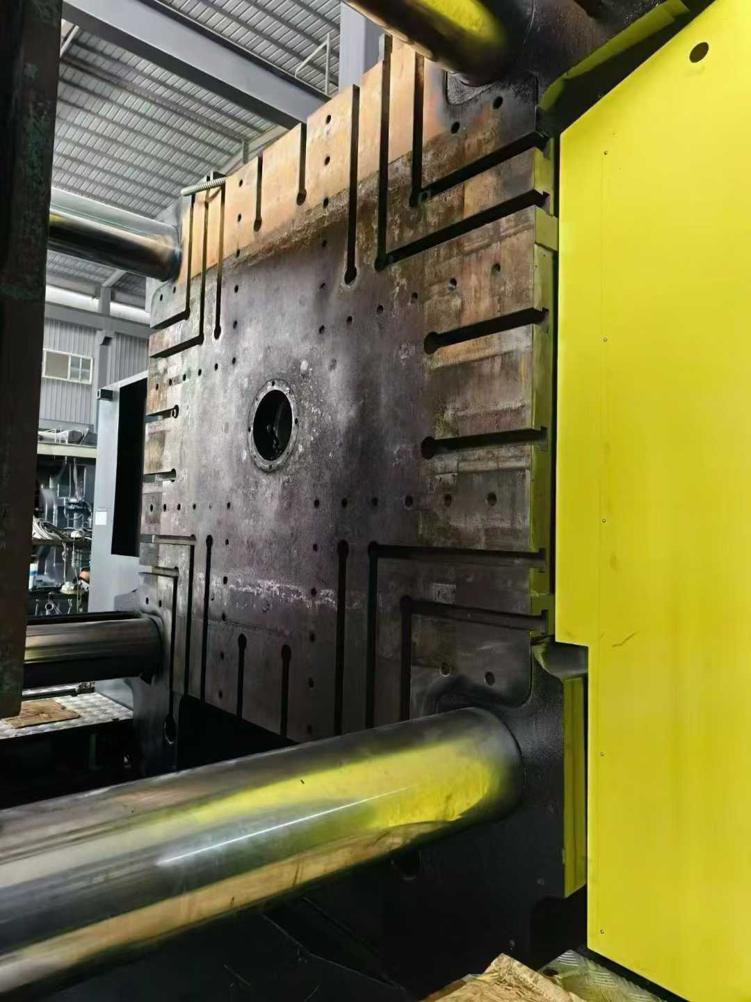 Bochuang 1800-ton servo two-plate machine.