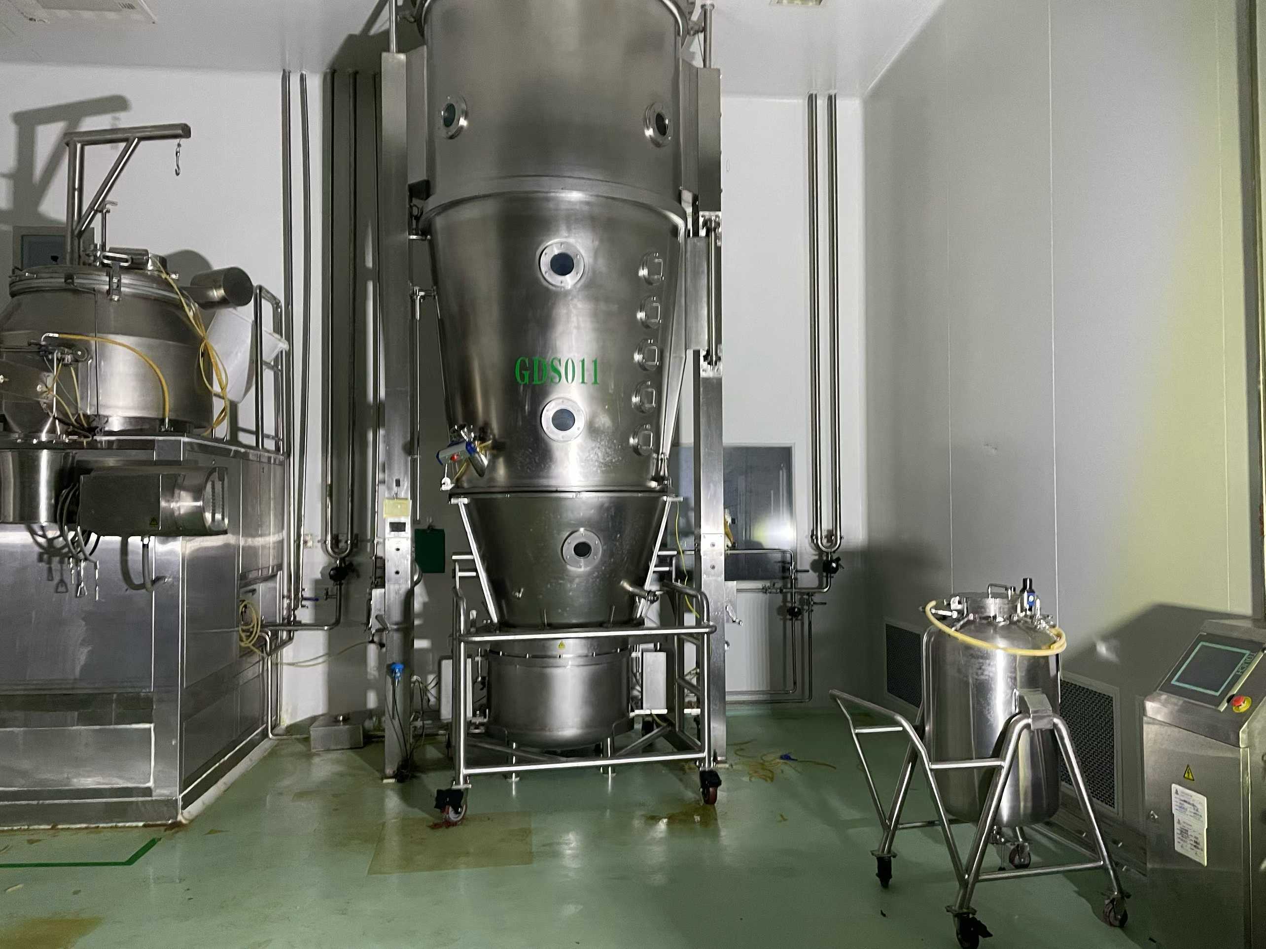 Type 300 boiling drying granulator with 316 stainless steel material. 500-type wet mixing granulator with 316-grade material. Complete set of attachments.