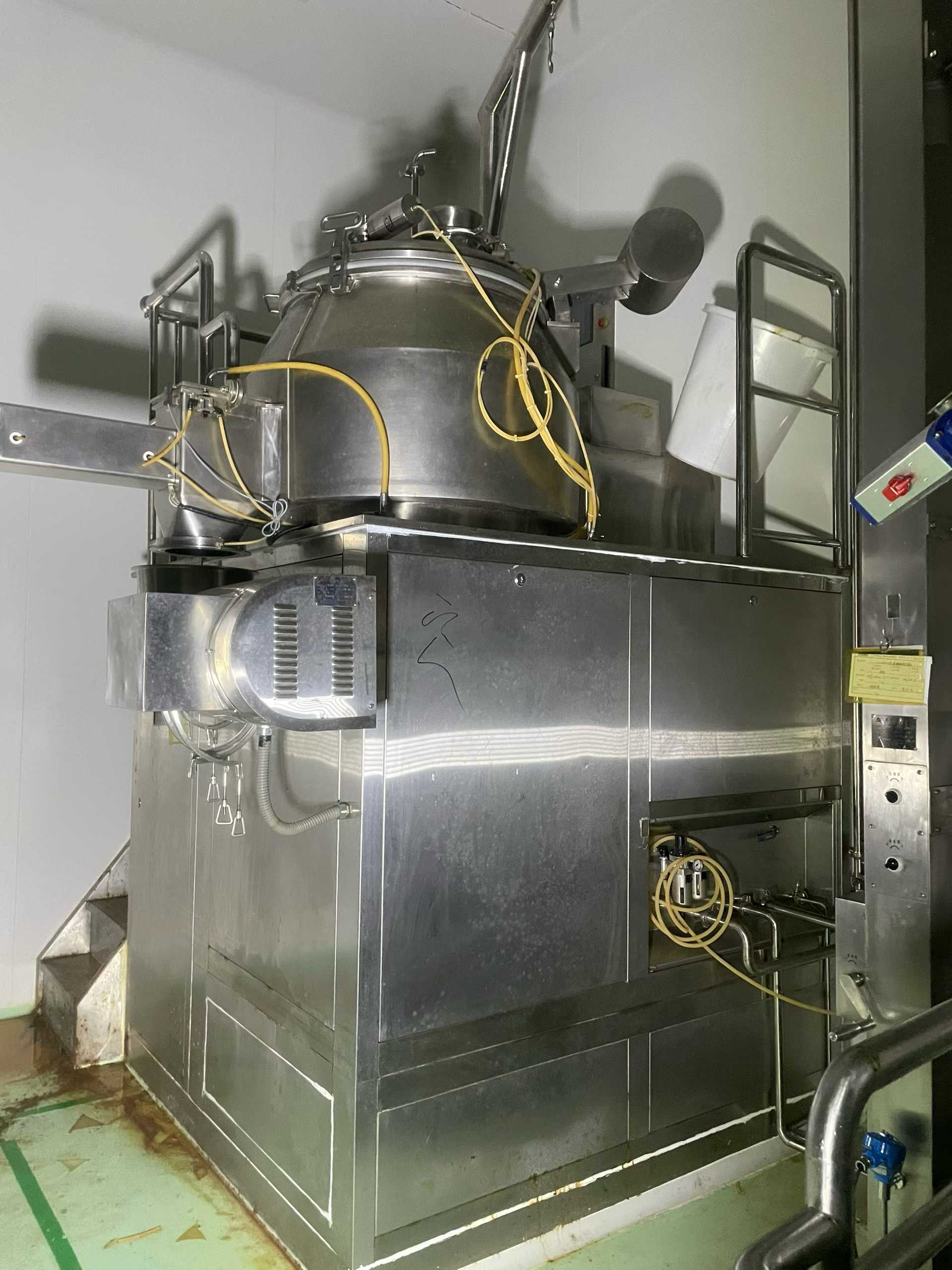 Type 300 boiling drying granulator with 316 stainless steel material. 500-type wet mixing granulator with 316-grade material. Complete set of attachments.