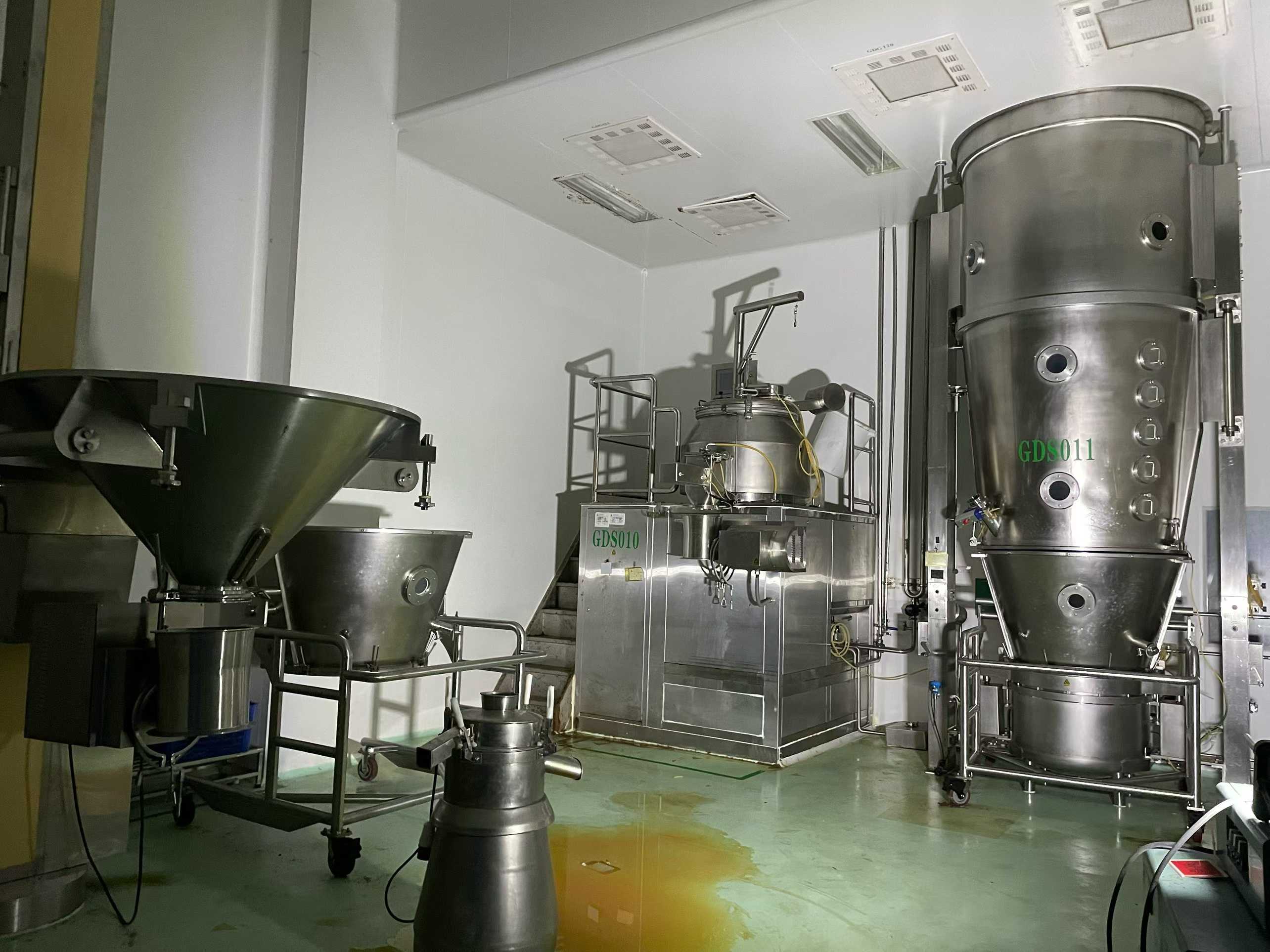 Type 300 boiling drying granulator with 316 stainless steel material. 500-type wet mixing granulator with 316-grade material. Complete set of attachments.