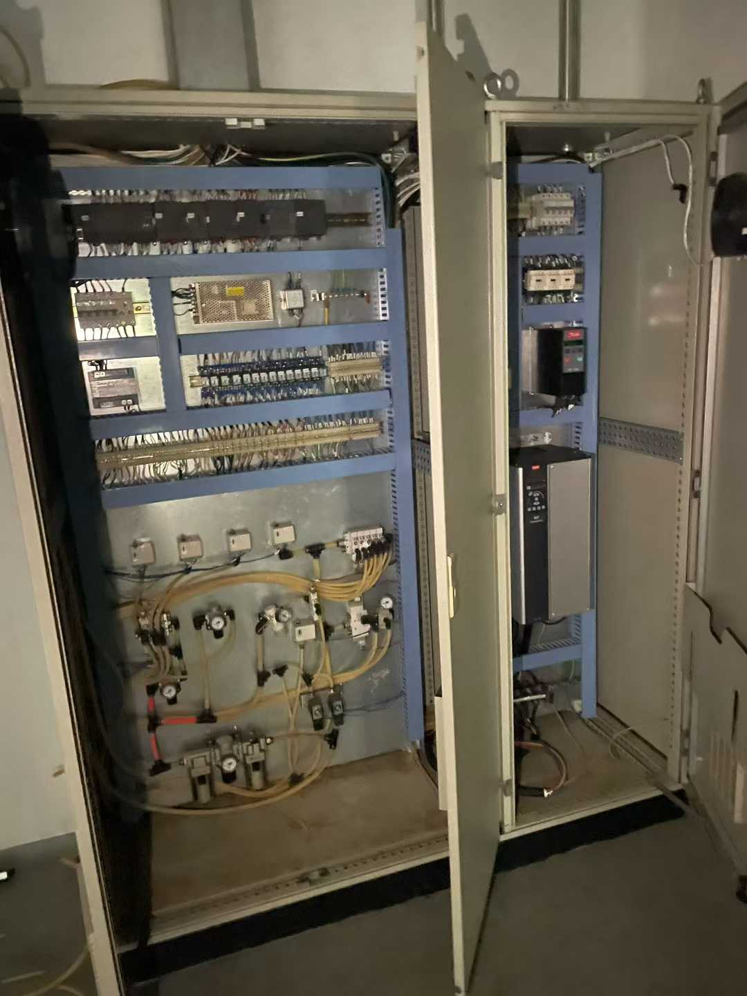 Type 300 boiling drying granulator with 316 stainless steel material. 500-type wet mixing granulator with 316-grade material. Complete set of attachments.